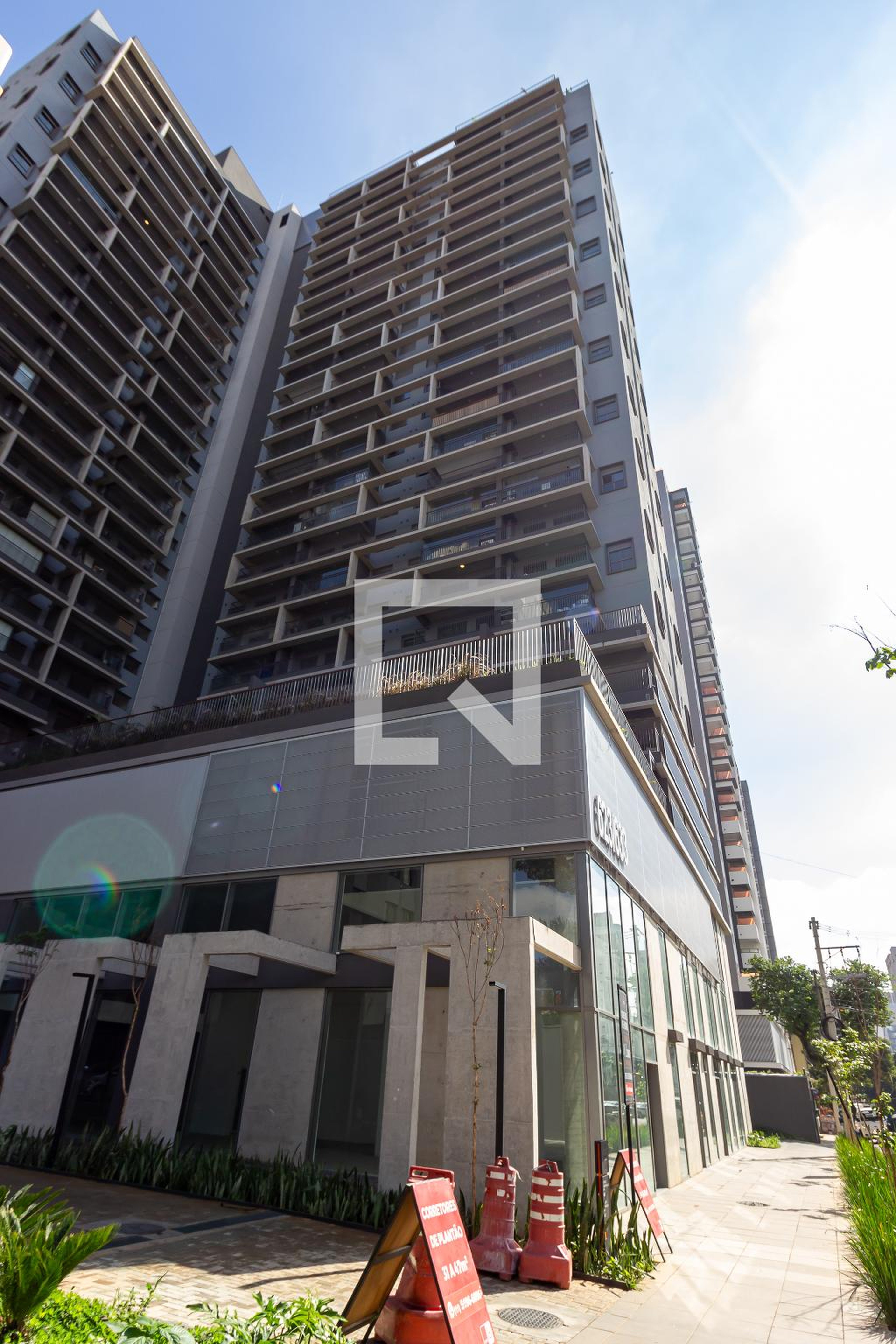 Fachada Condomínio em Rua do Estilo Barroco, 323