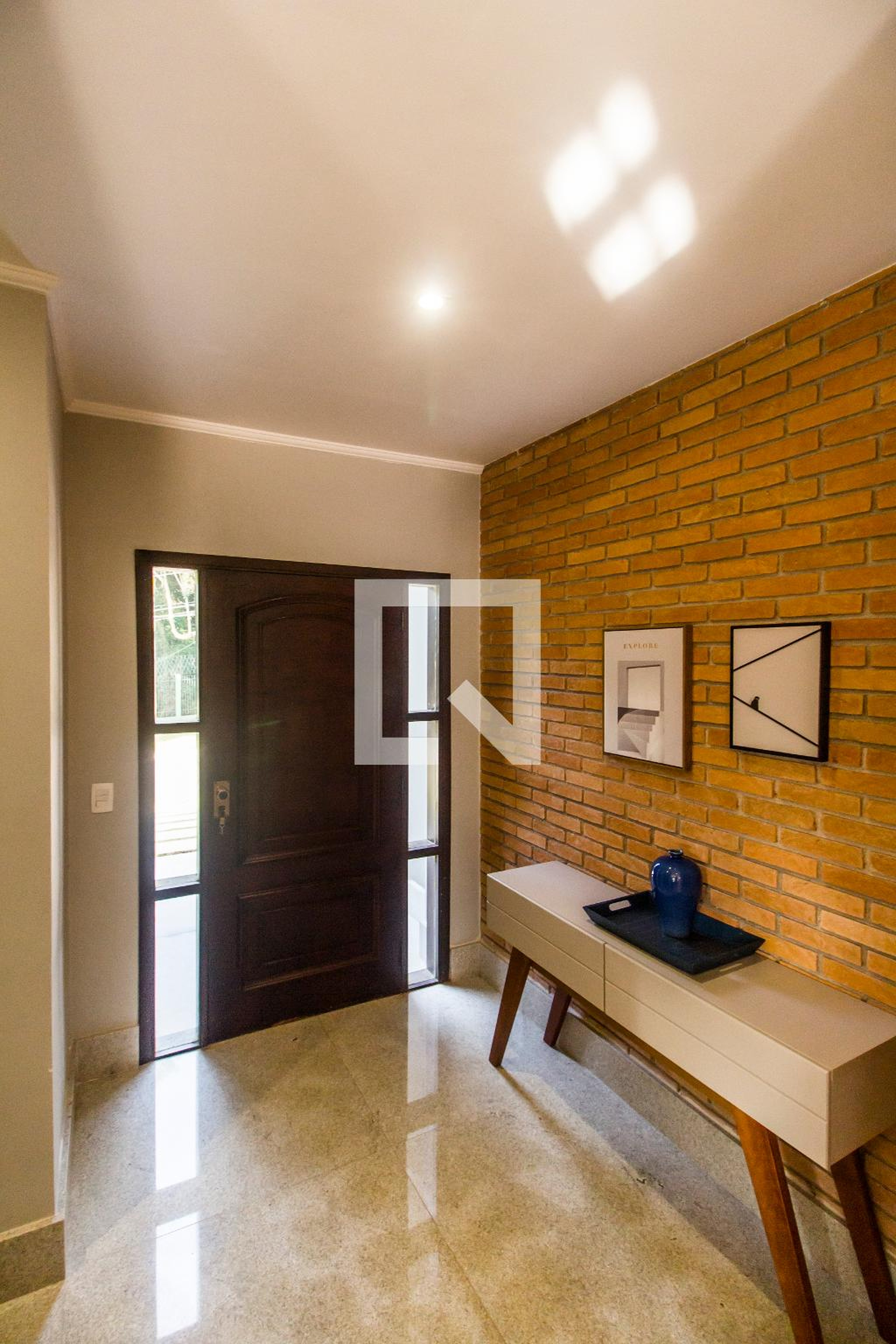 Entrada Condomínio em Alameda Paranaguá, 530