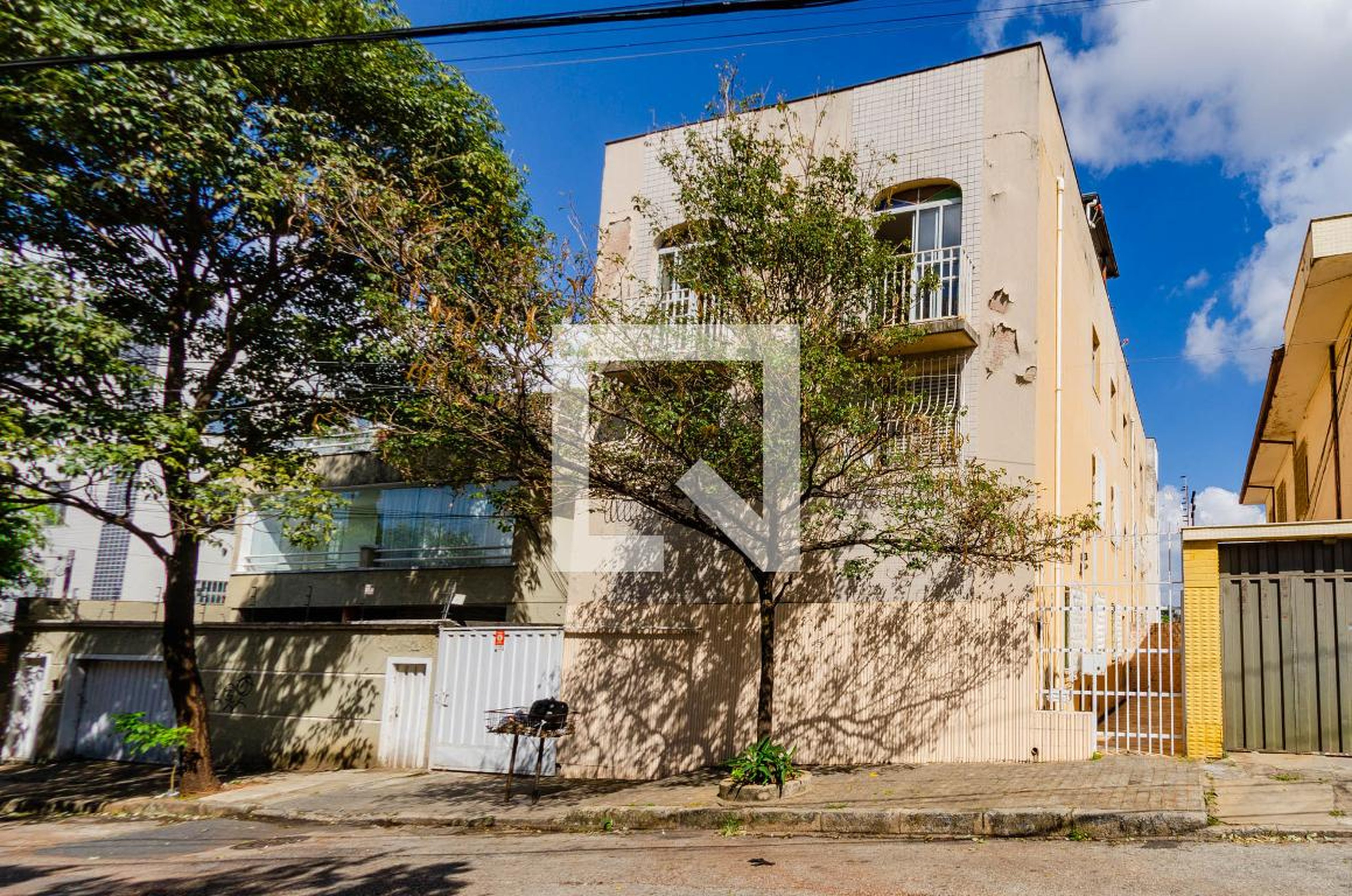 Fachada Condomínio em Rua Guilherme Leite, 249