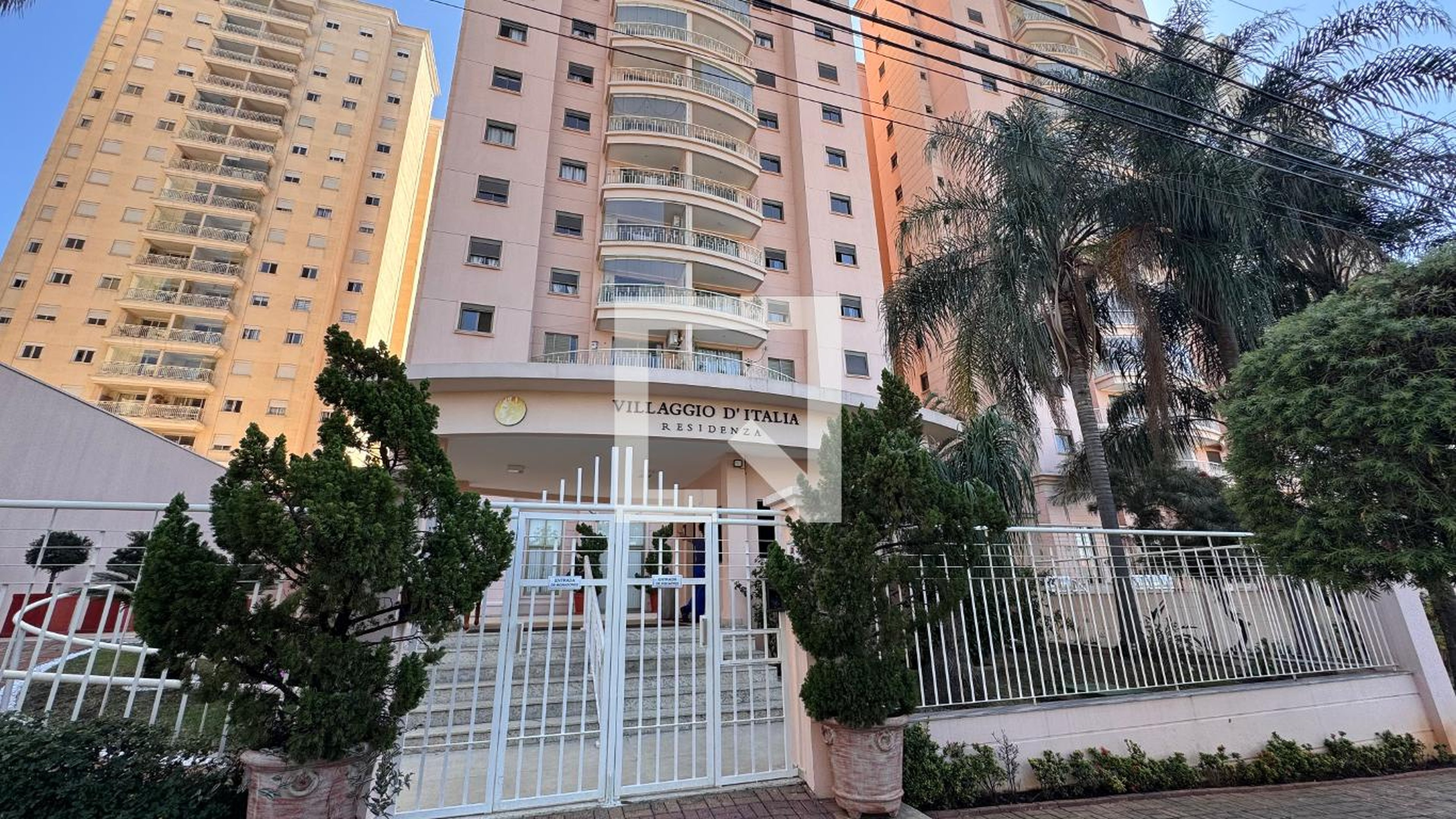 Fachada Condomínio em Rua Saulo de Carvalho Luz, 111