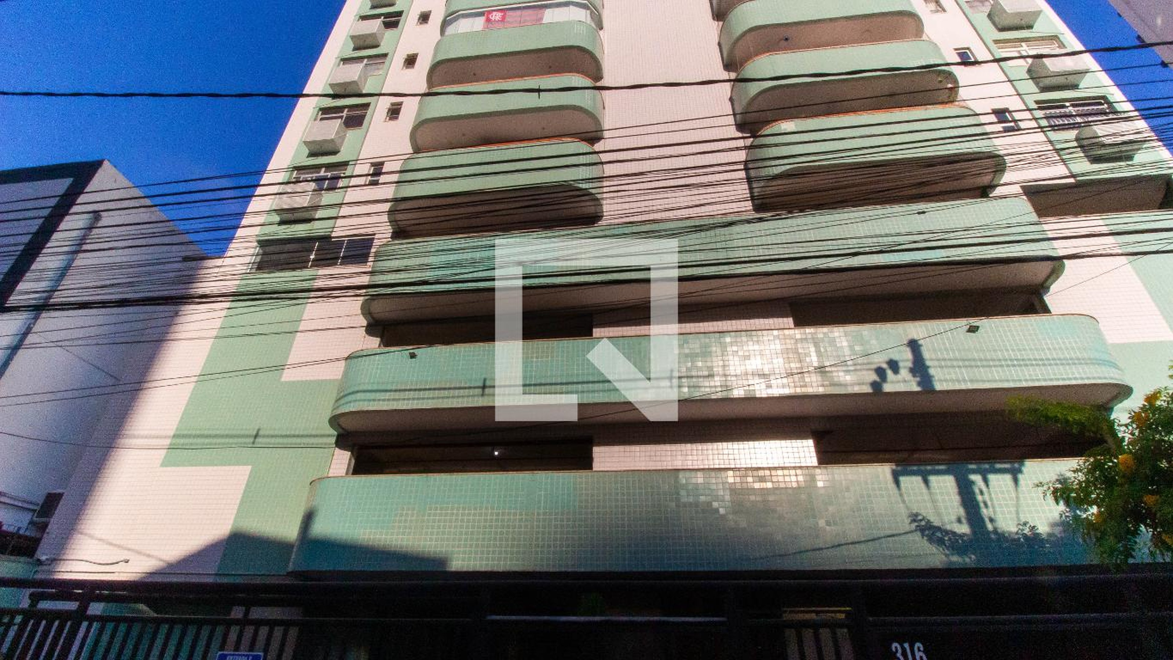 Fachada Condomínio em R. Gen. Pereira da Silva, 316