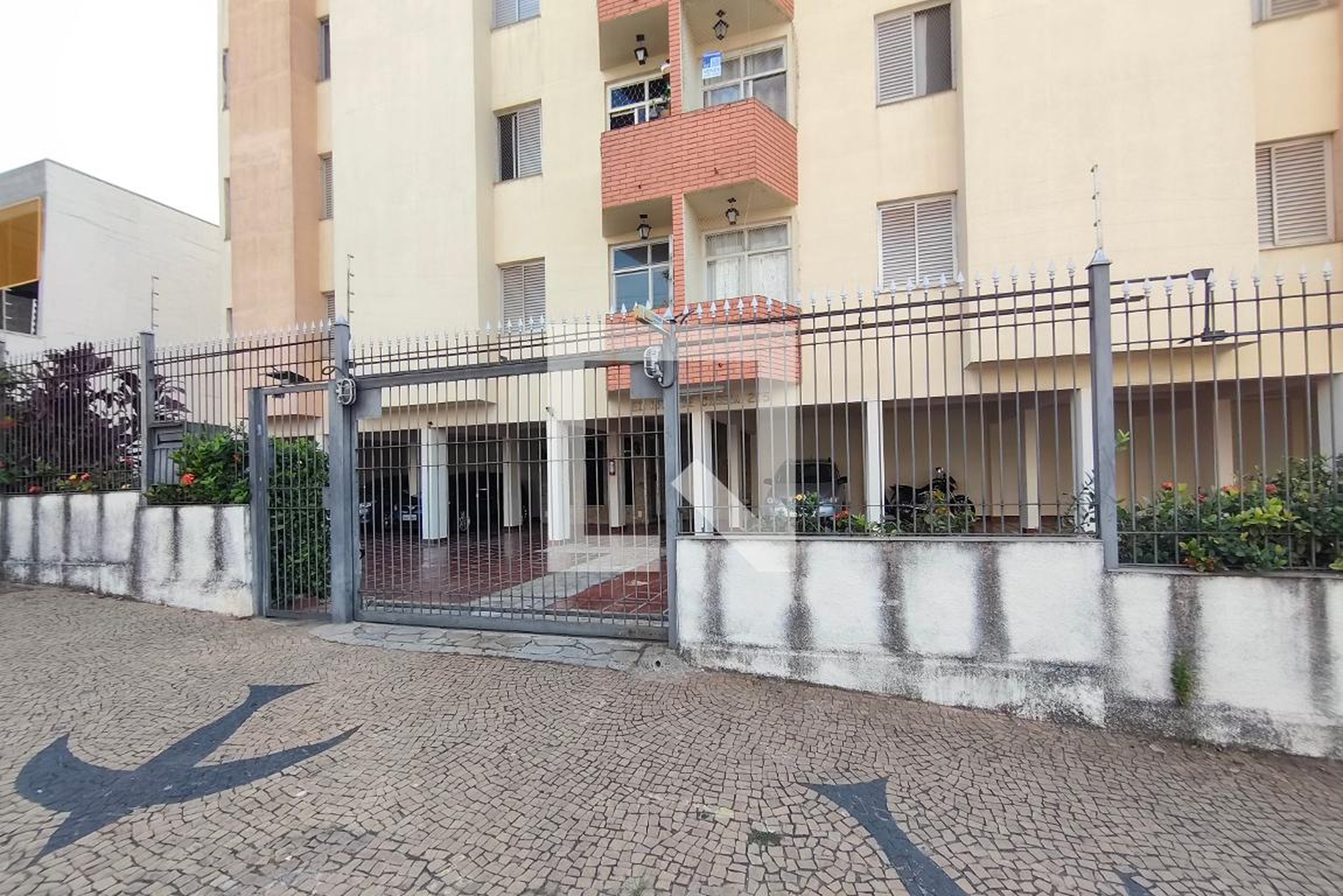 Fachada do Condomínio Condomínio em Rua Tomás Gonçalves Gômide, 275