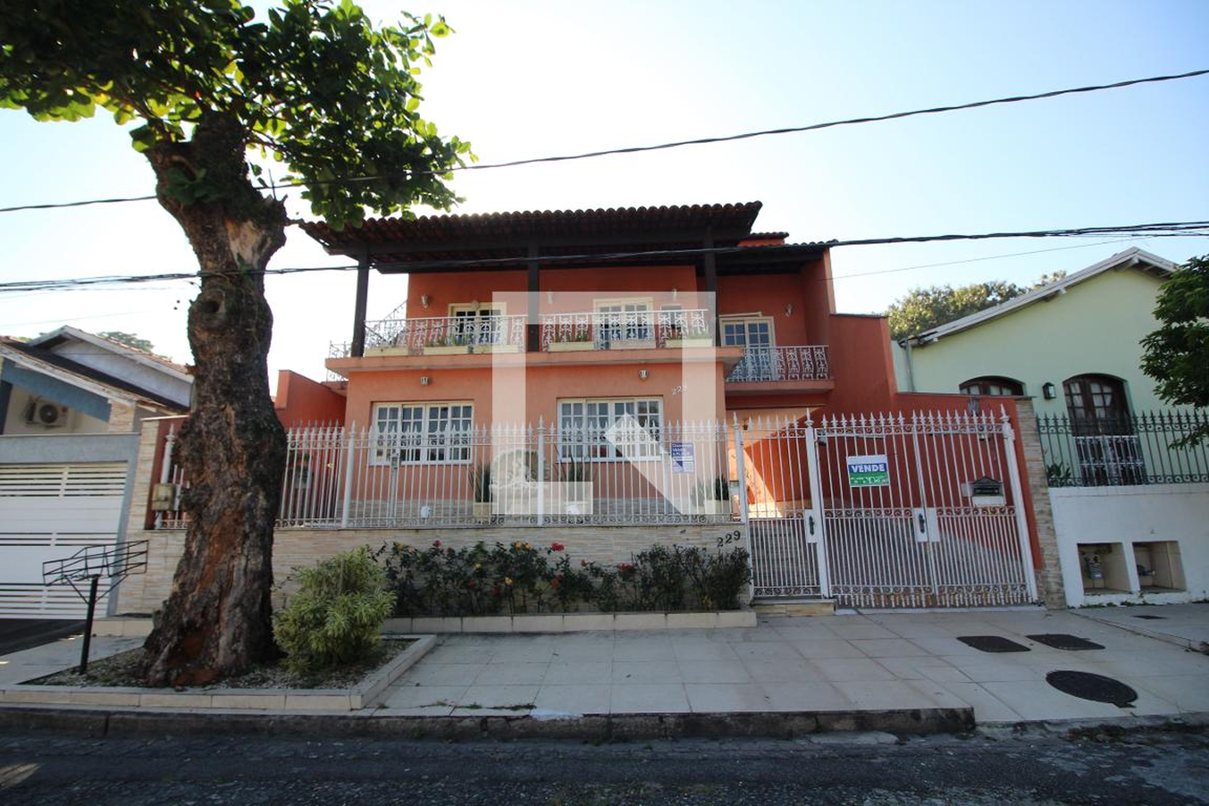 Fachada Condomínio em Rua Valentim Duhnam, 229