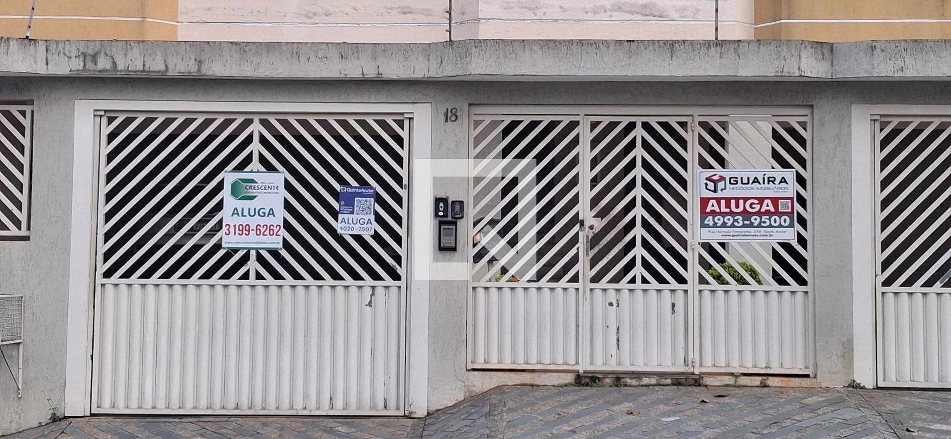 Fachada Condomínio em Rua Celina Verdinassi, 18