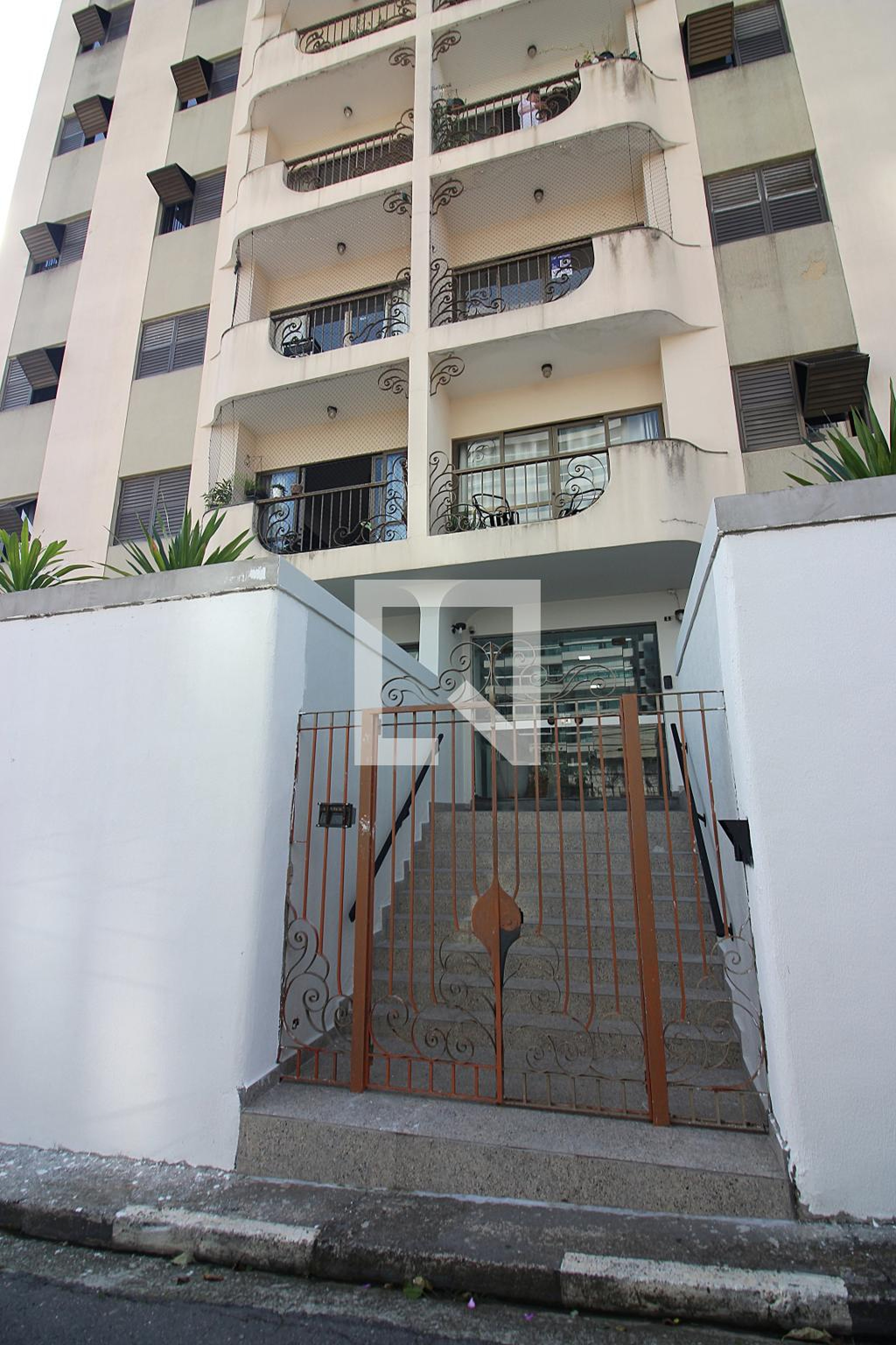 Fachada Condomínio em Rua Joséfina de Almeida, 75