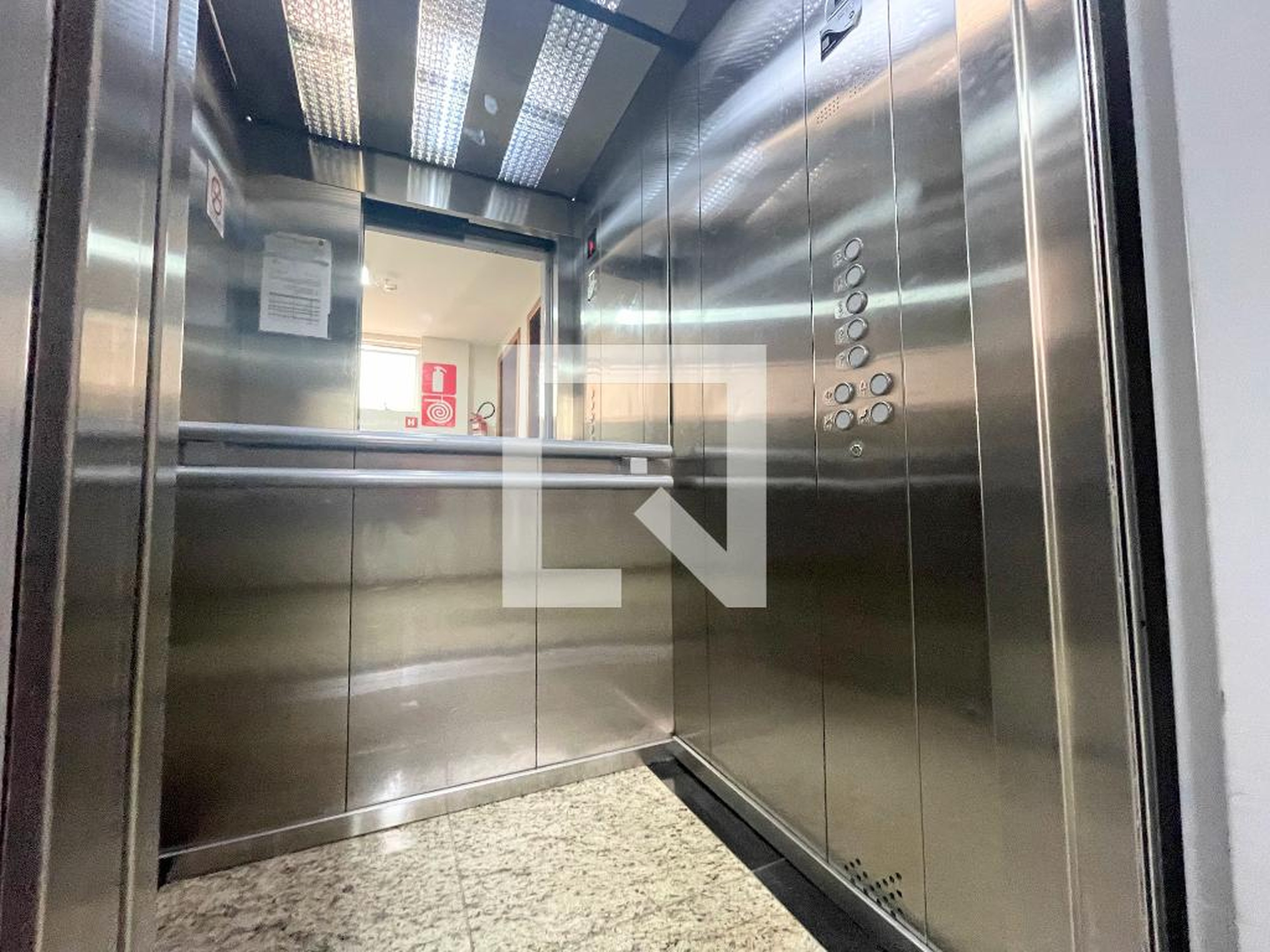 Elevador - Ubiratan Guimarães