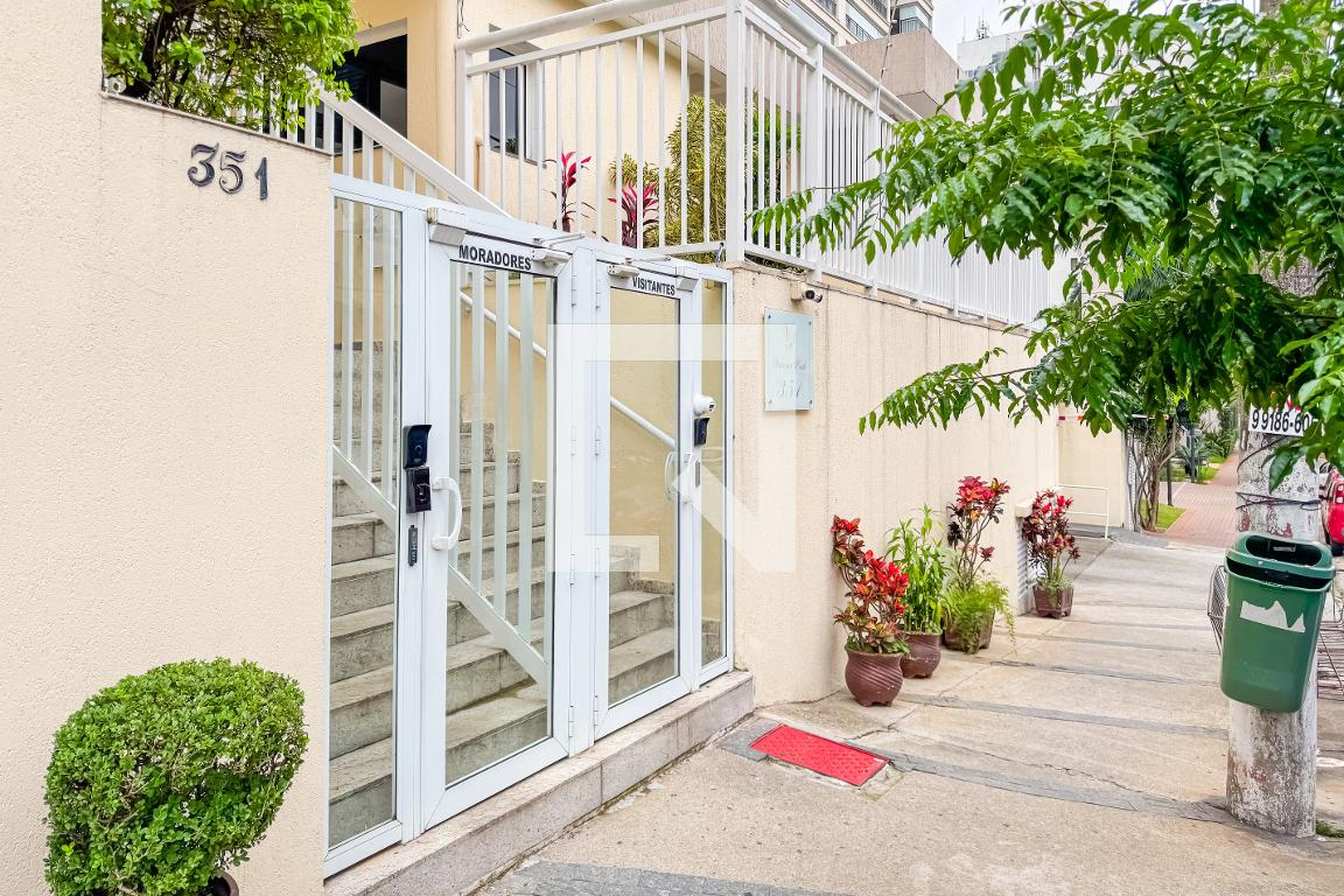 Fachada Condomínio em Rua Xavier Curado, 341