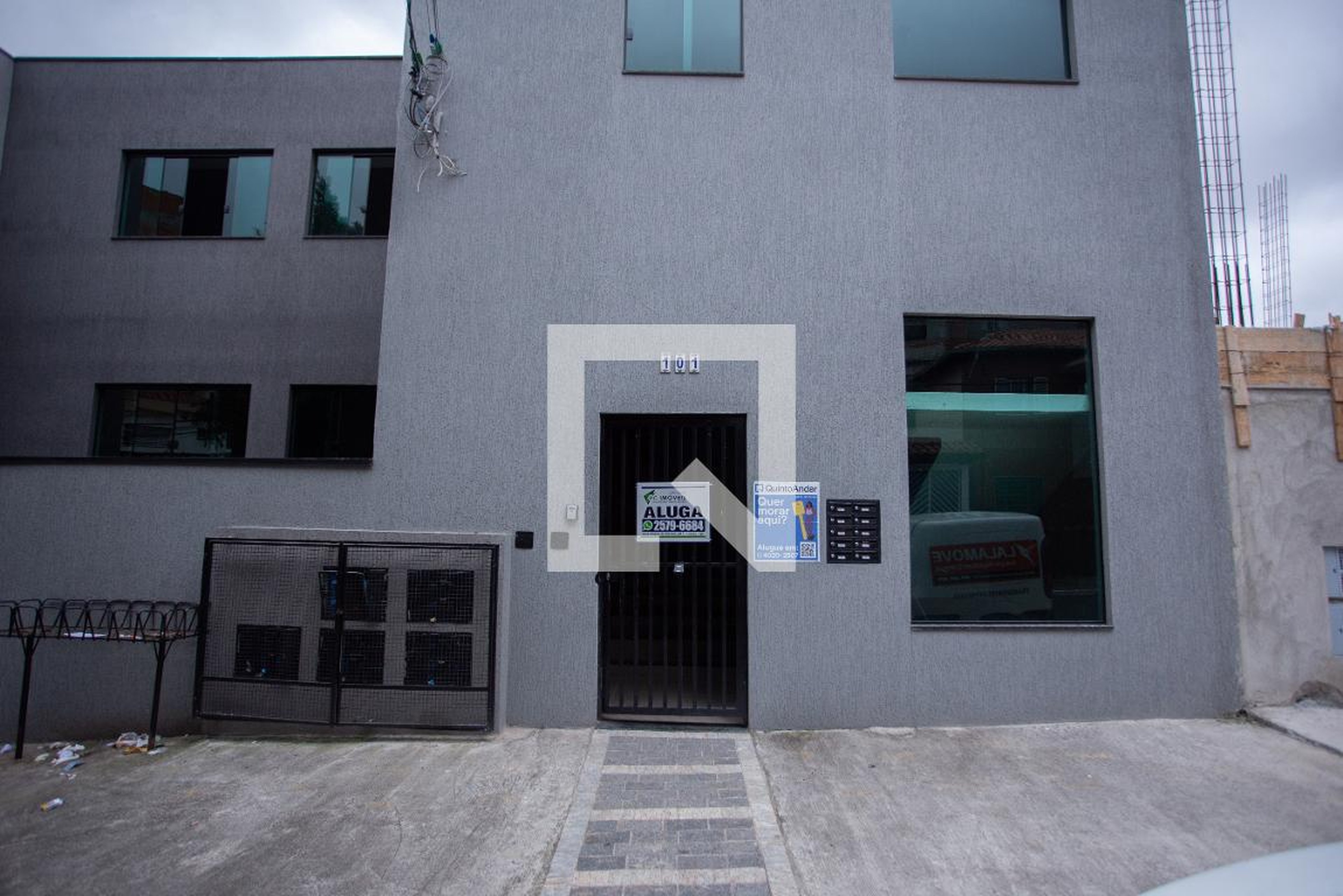 Fachada Condomínio em Rua Mateus Correa, 101