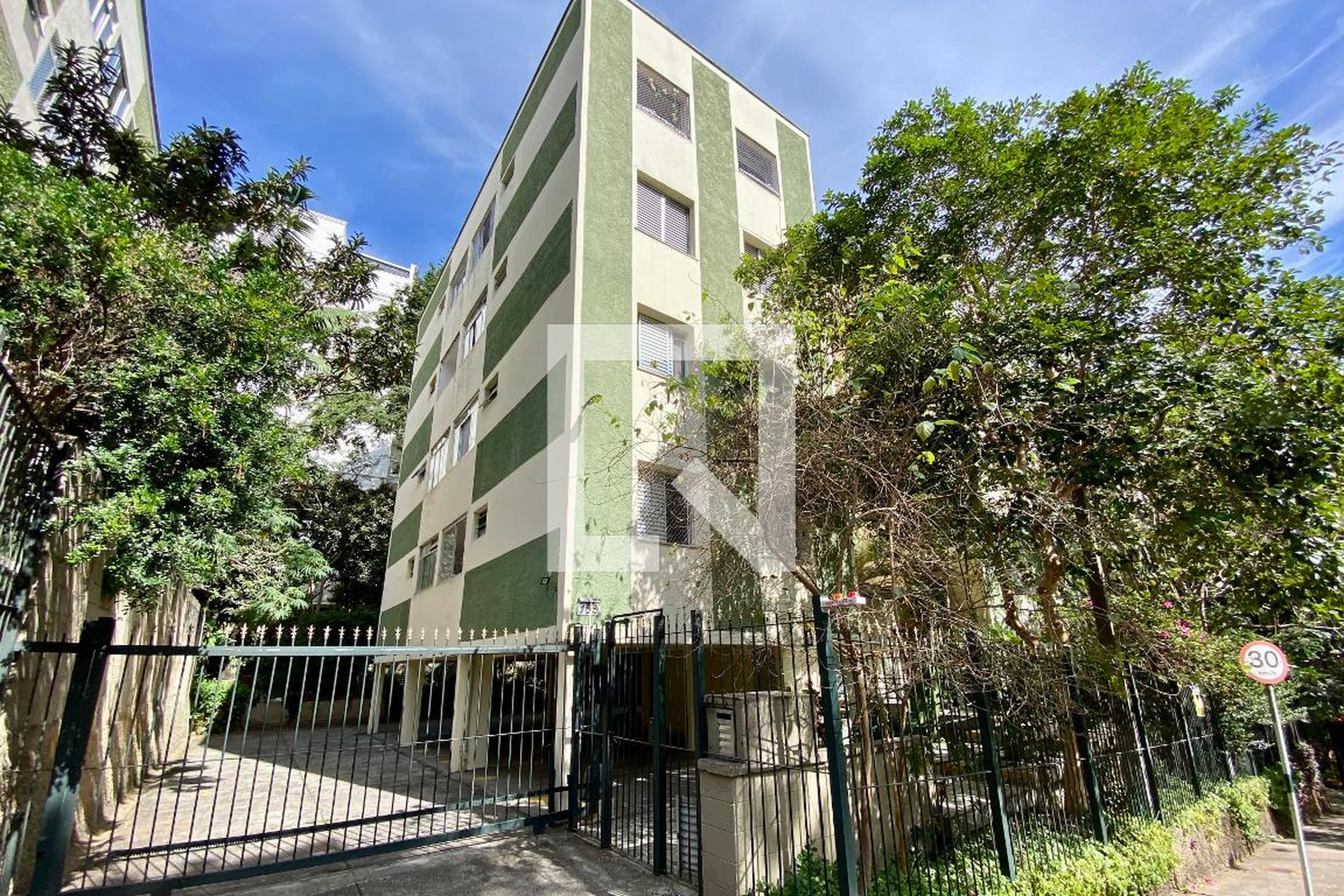 Fachada Condomínio em Rua Manuel Henrique Lopes, 155