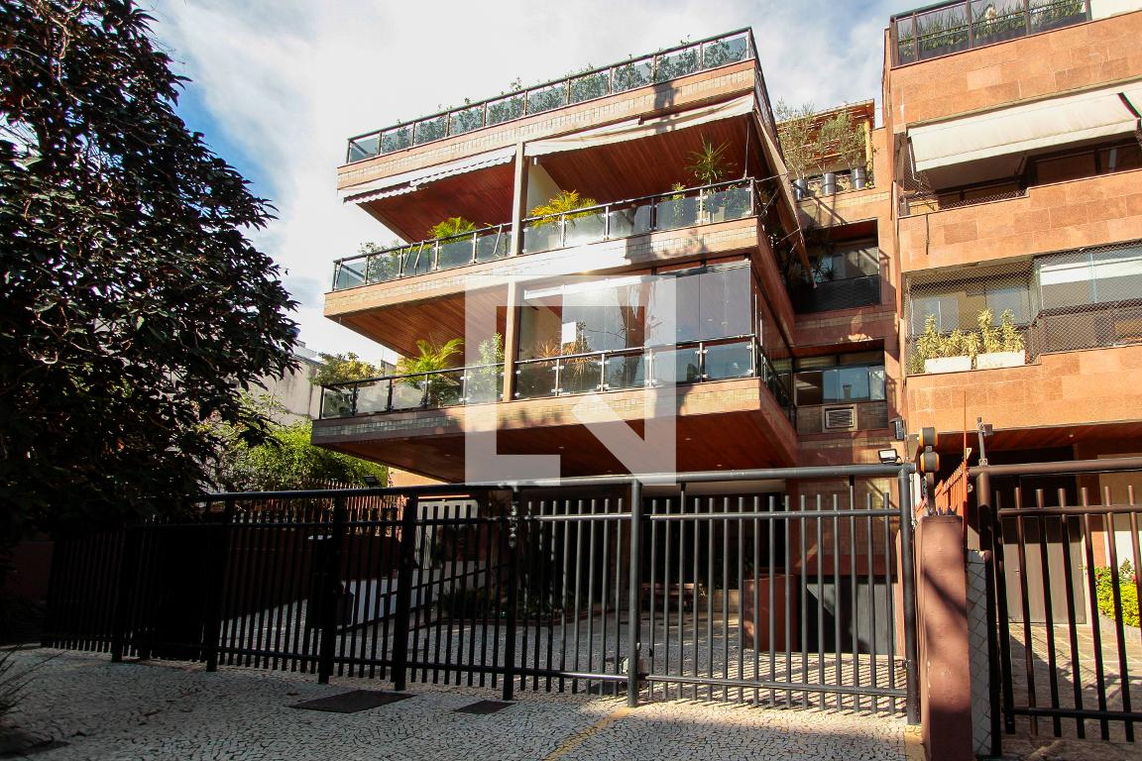 Fachada Condomínio em Rua General Ivan Raposo, 550