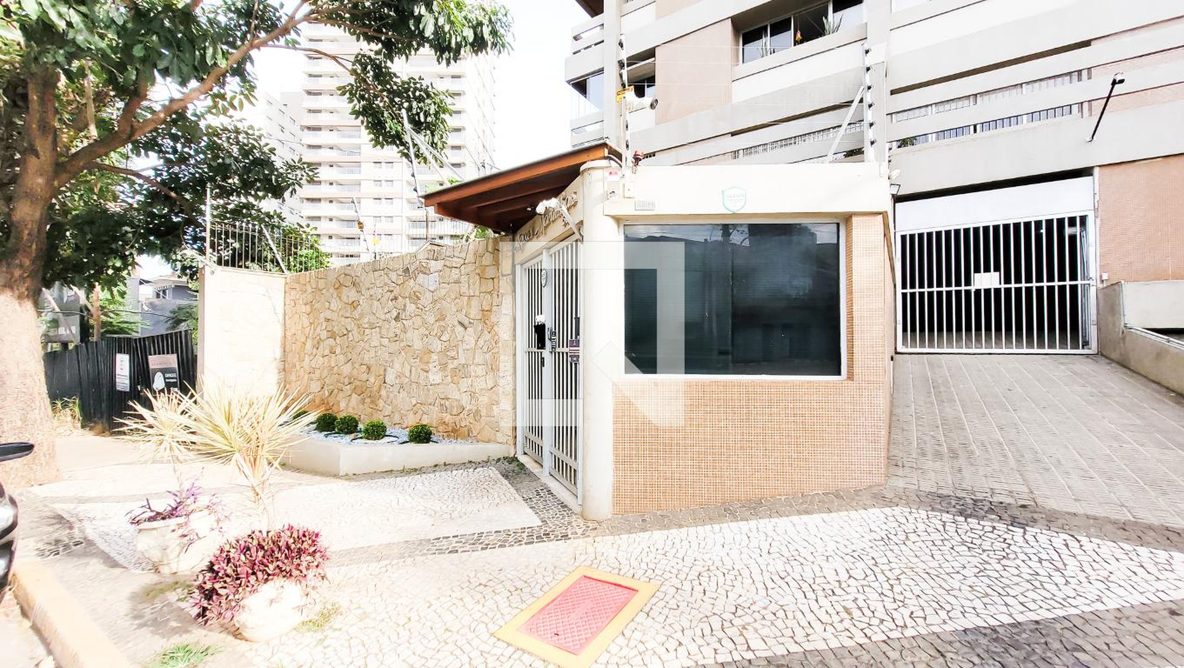 Fachada Condomínio em Rua Coronel Francisco Andrade Coutinho, 56