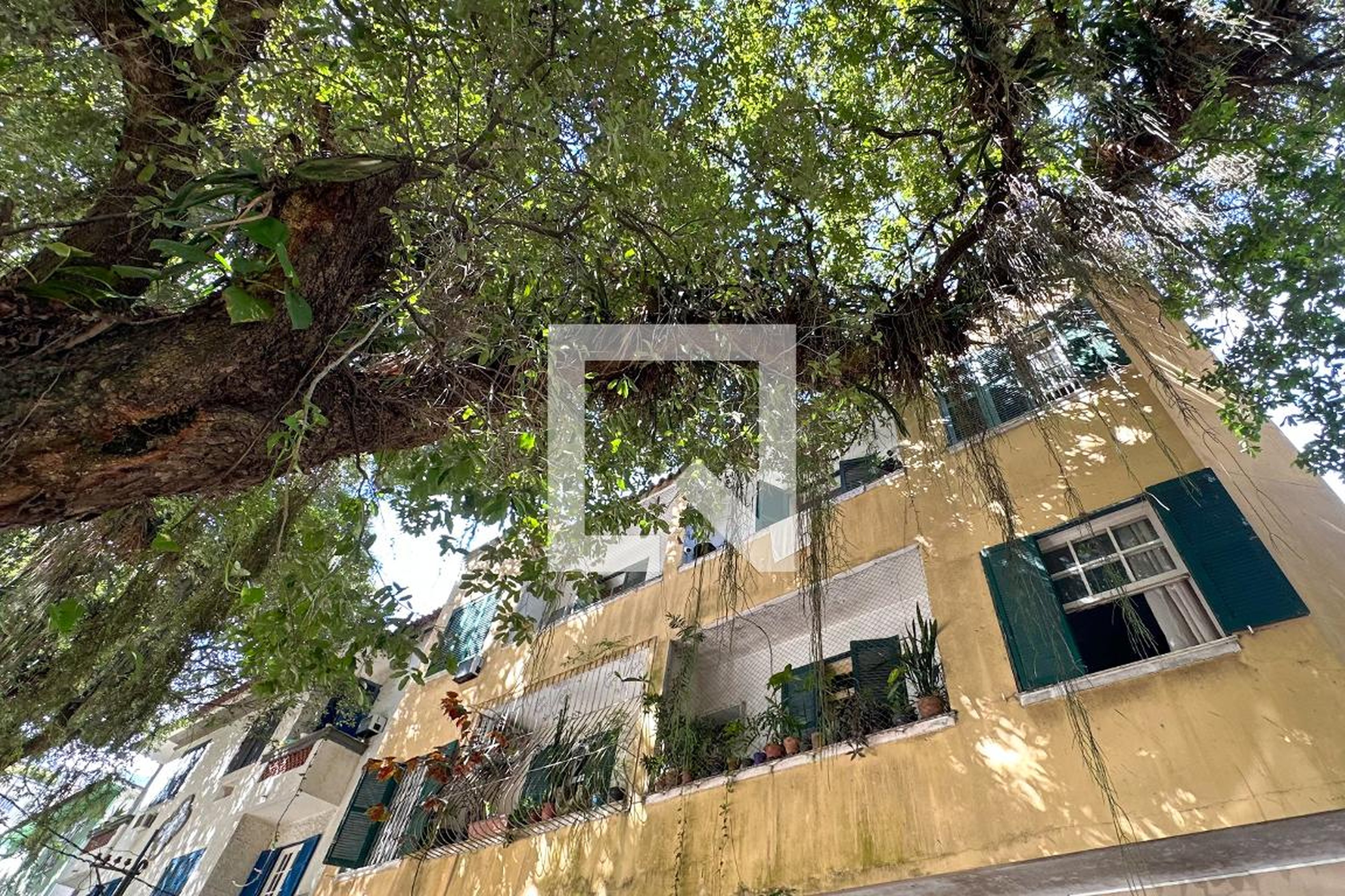 Fachada Condomínio em Rua Henrique Oswald, 145