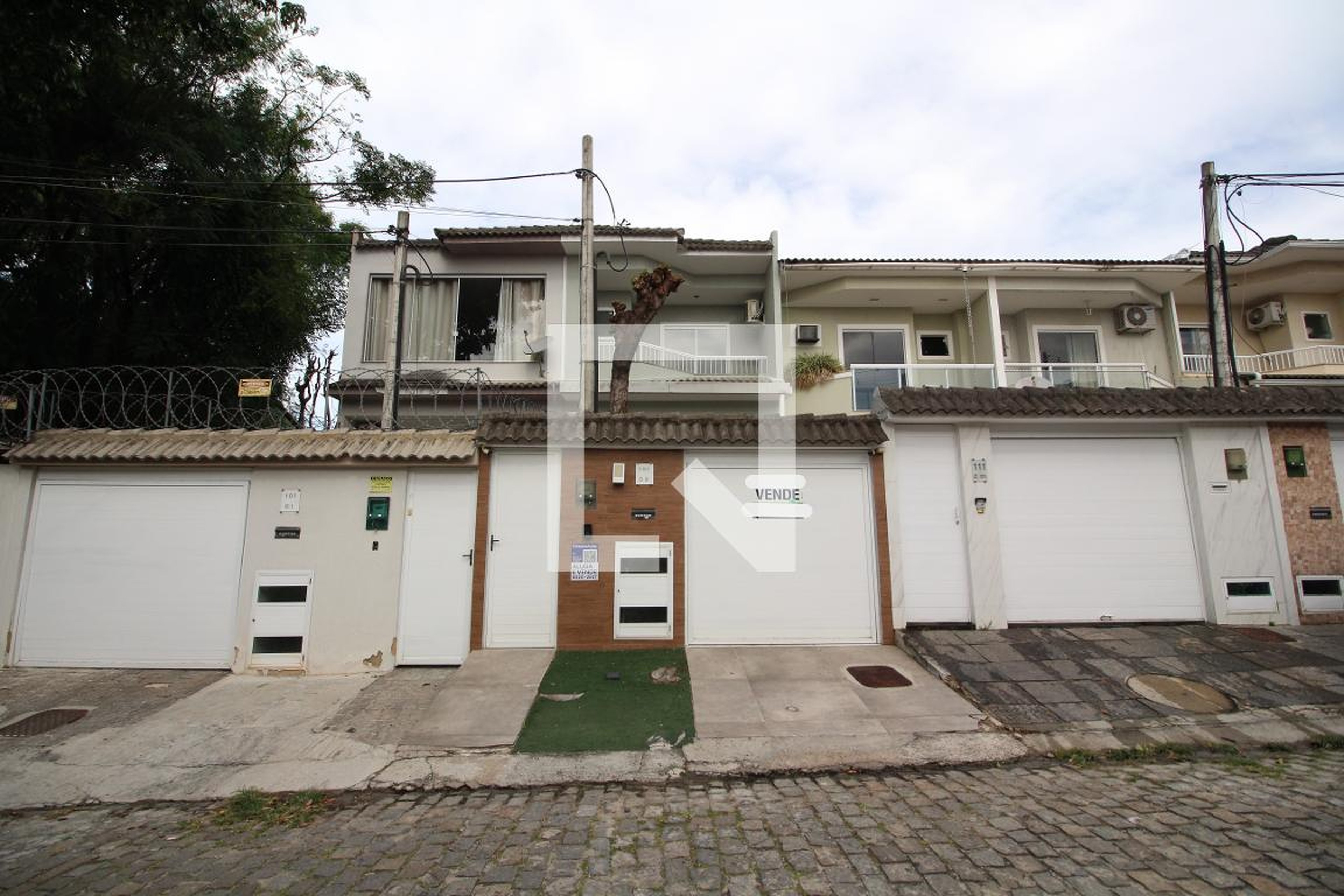 Fachada Condomínio em Rua Sericita, 101