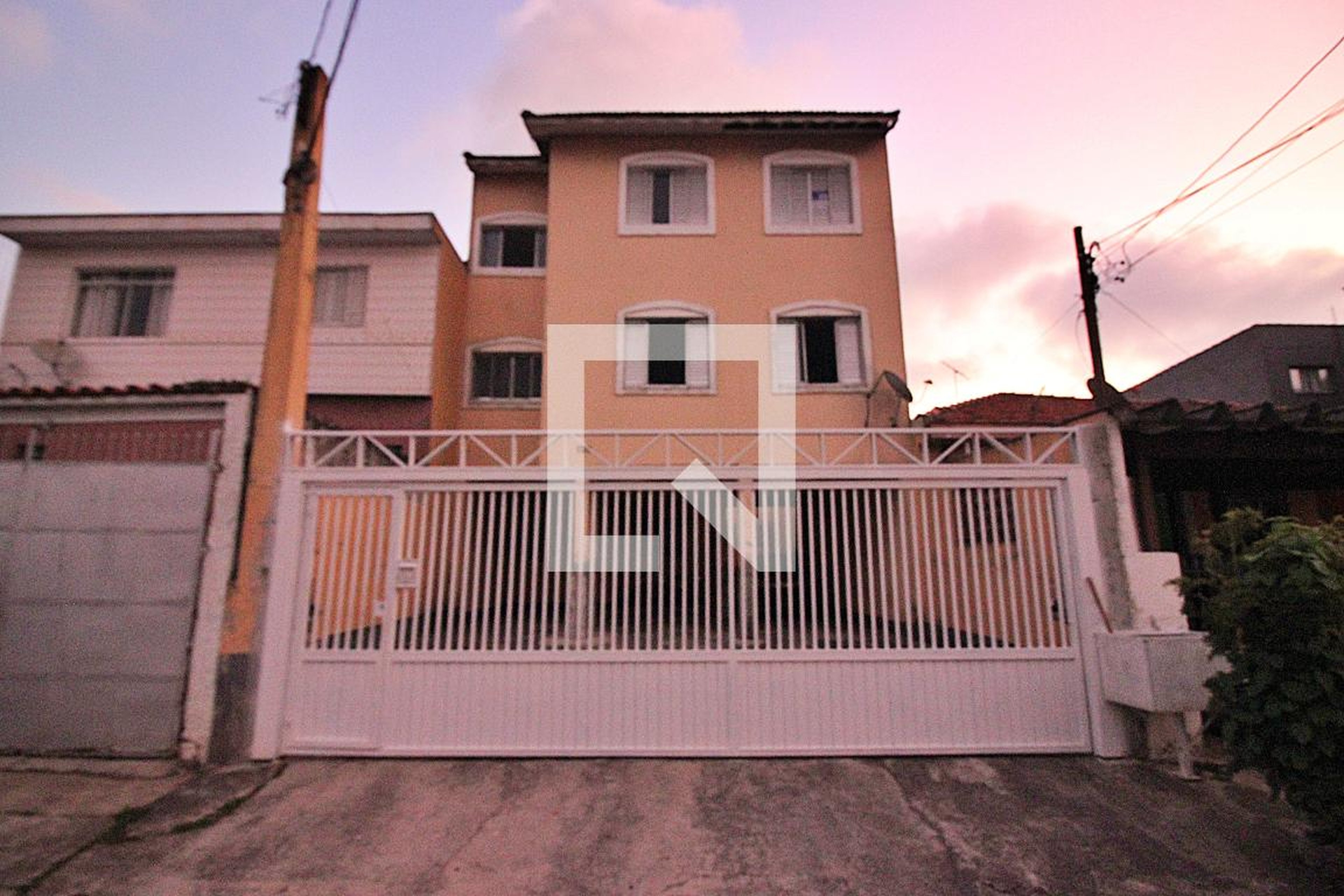 Fachada Condomínio em Rua Itápolis, 129