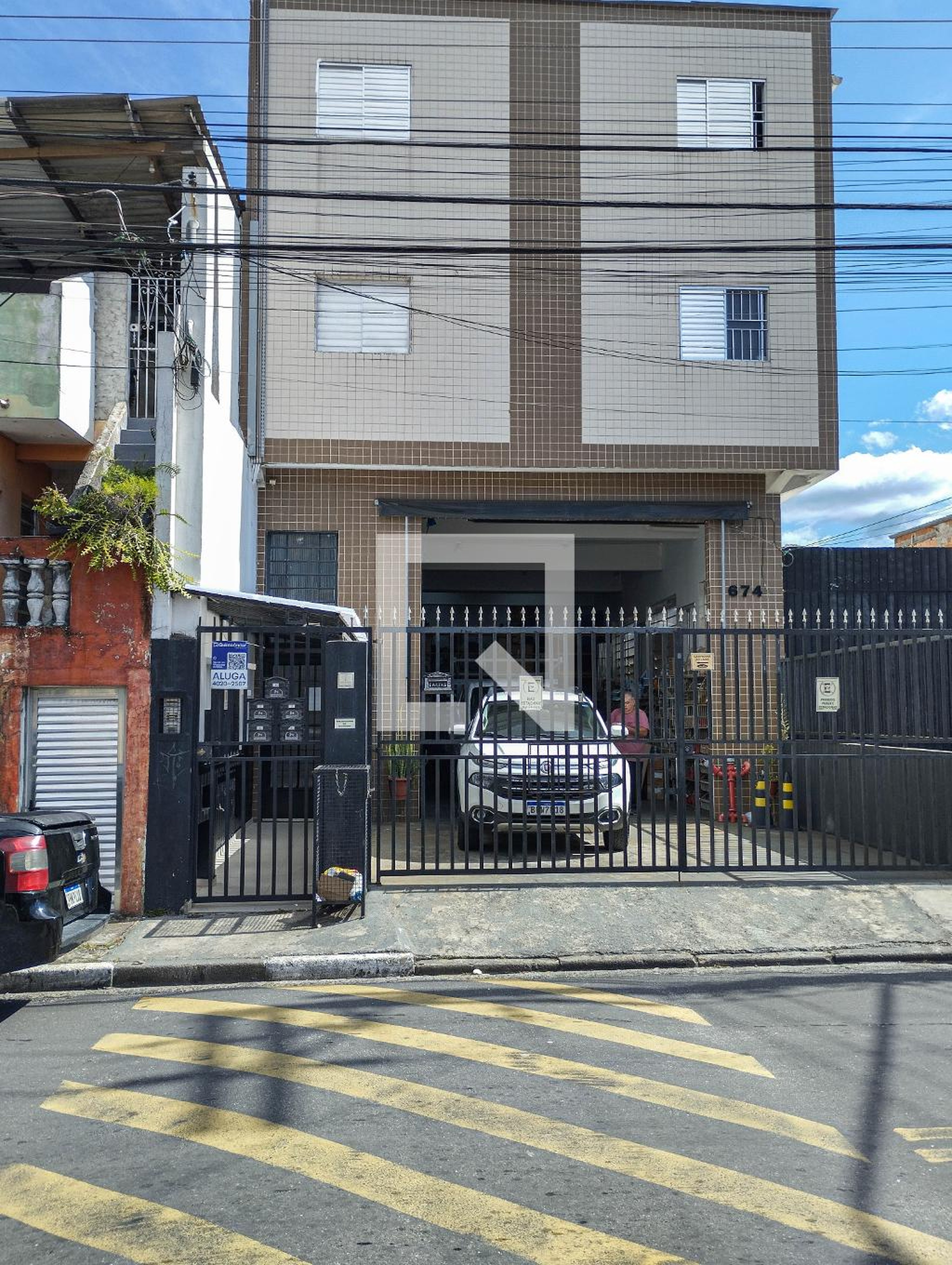 Fachada Condomínio em Rua Dona Dica, 674