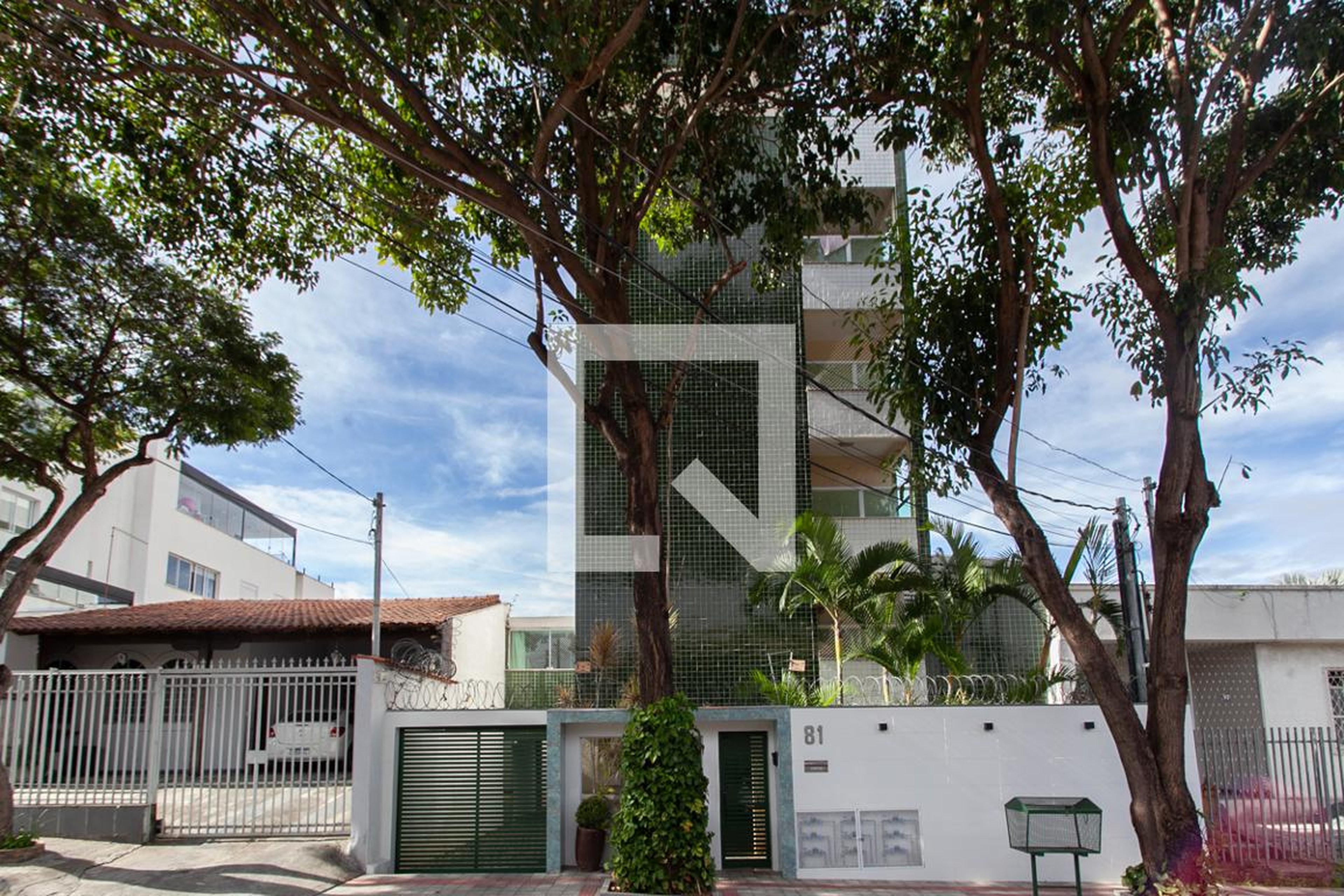 Fachada Condomínio em Rua Rosa Maria Savassi, 81