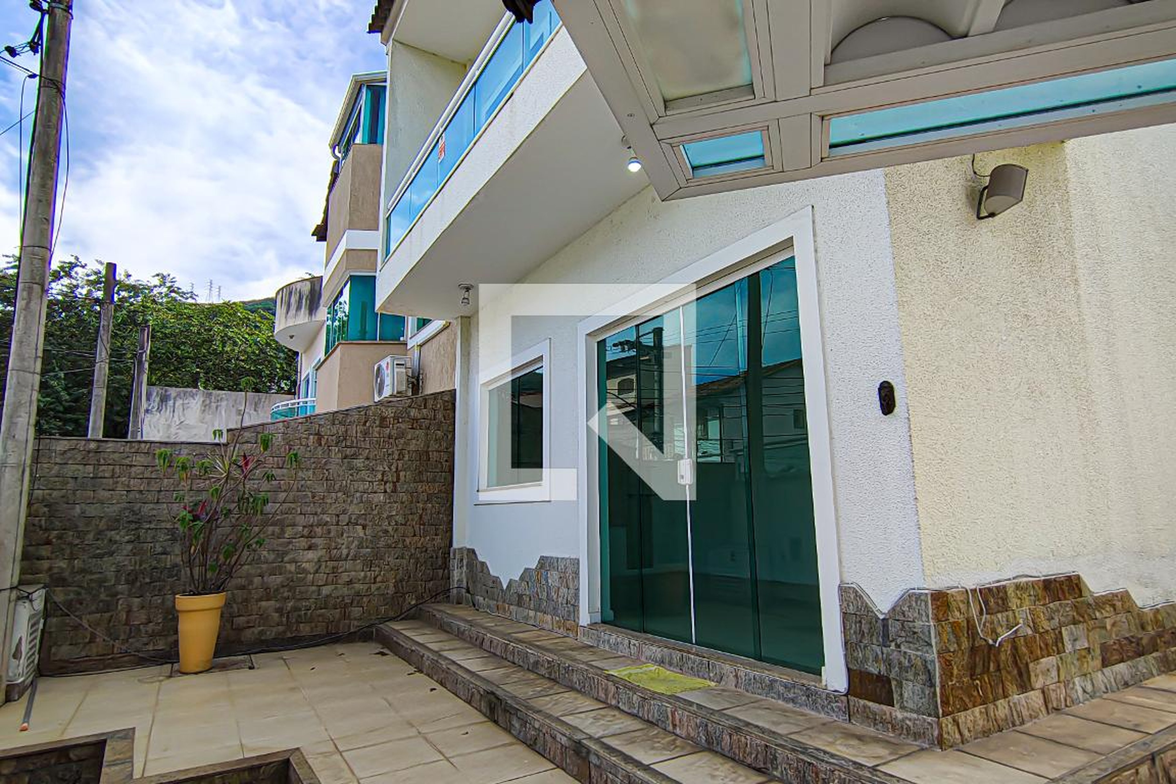 Área Externa Condomínio em Estrada do Cafundá, 3542