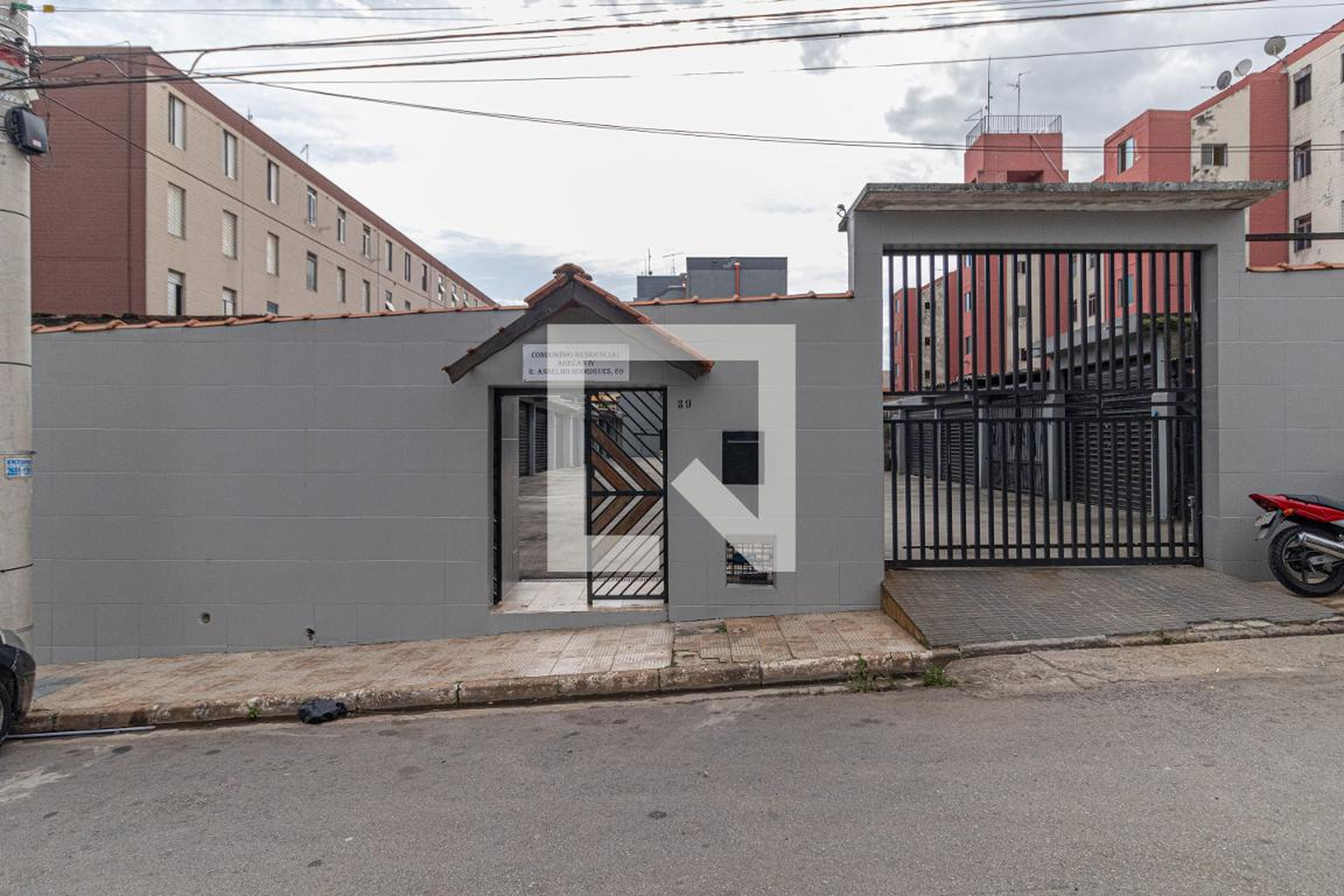 Fachada Condomínio em Rua Anselmo Rodrigues, 89