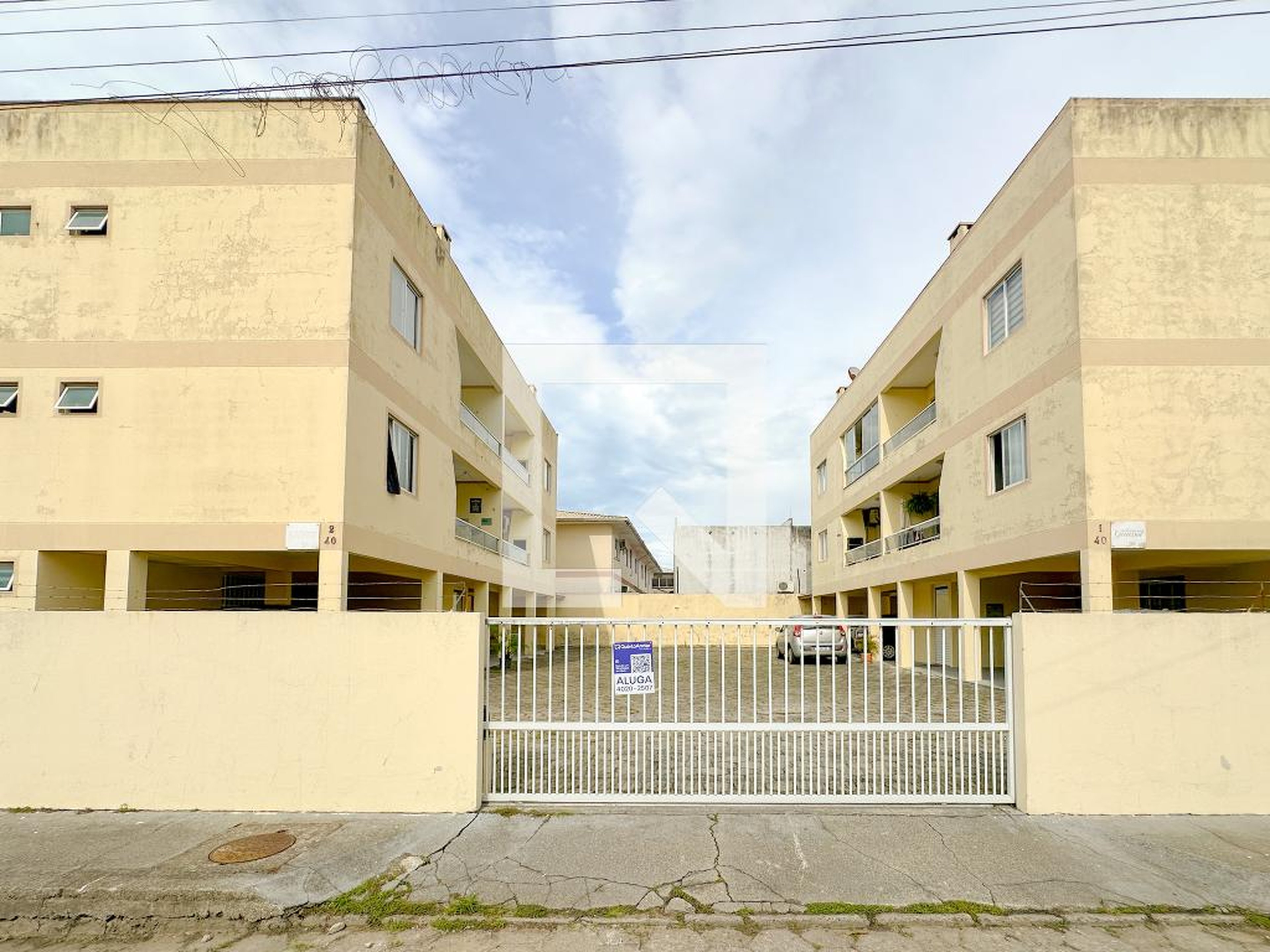 Fachada Condomínio em Rua Maria Conceição, 40