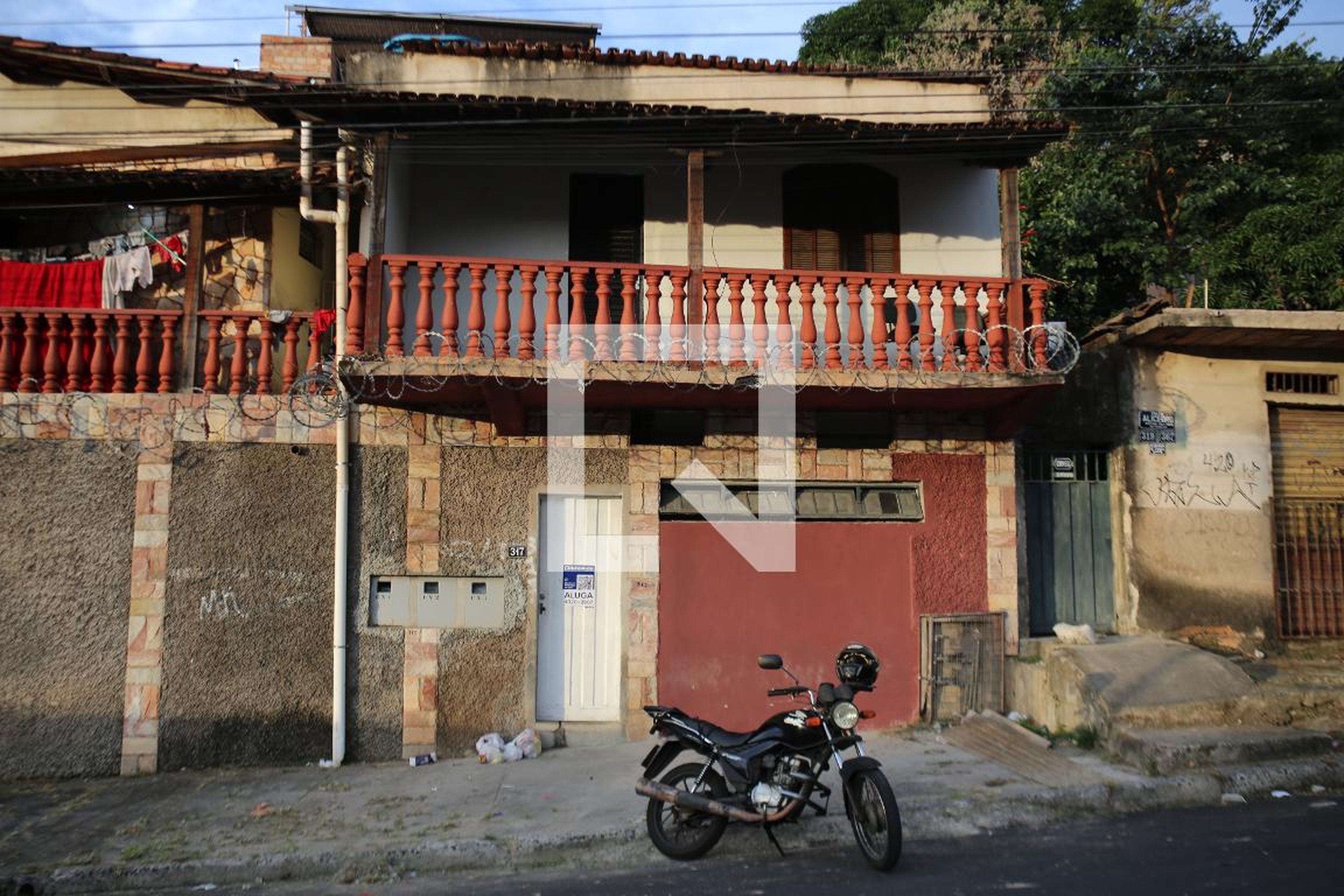 Fachada Condomínio em Rua Alicedro, 317