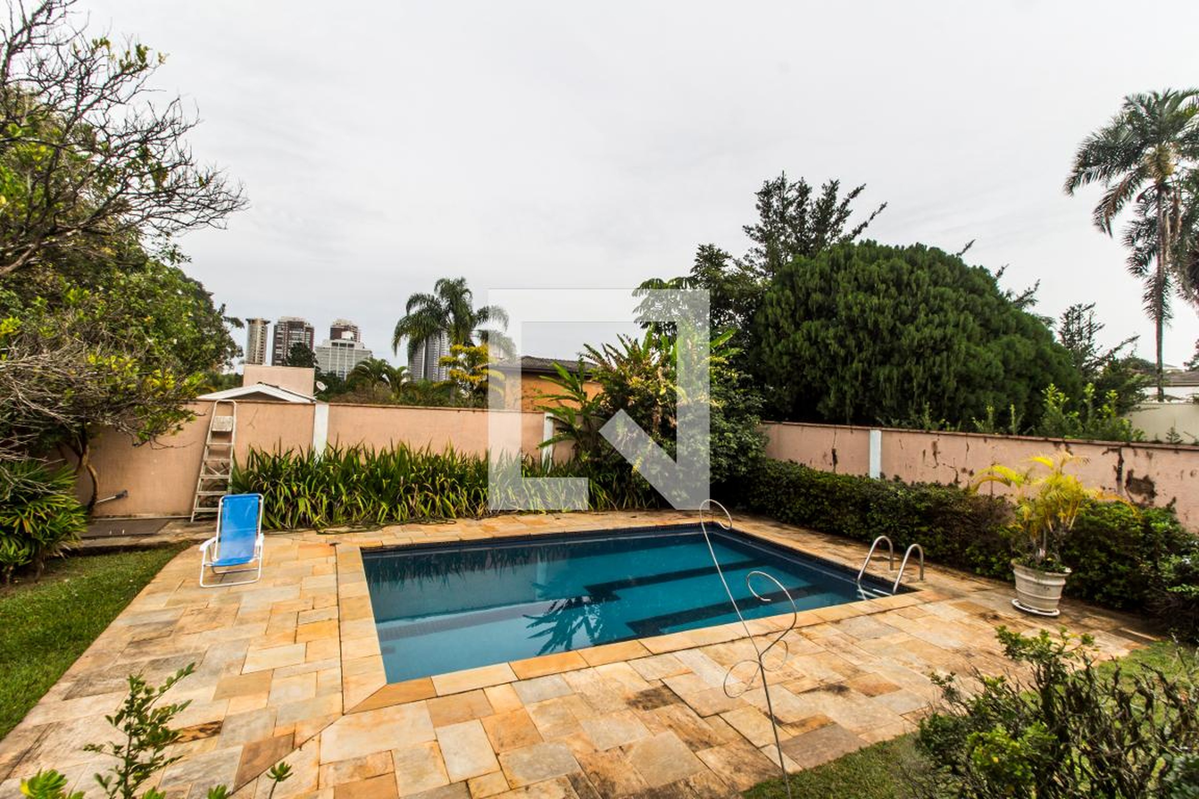 Piscina Condomínio em Avenida Jequitibá, 426