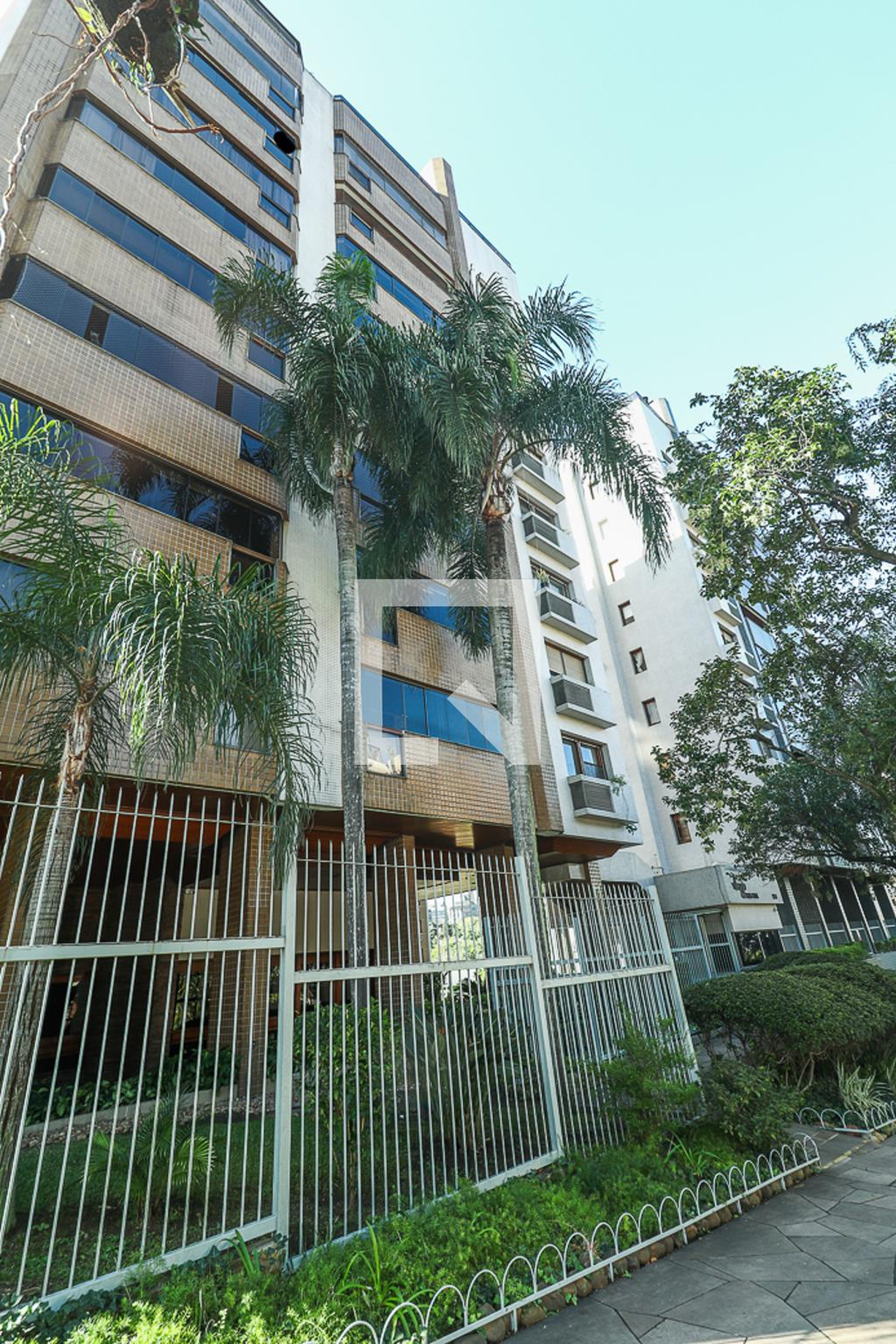 Fachada Condomínio em Rua Carlos Trein Filho, 1256