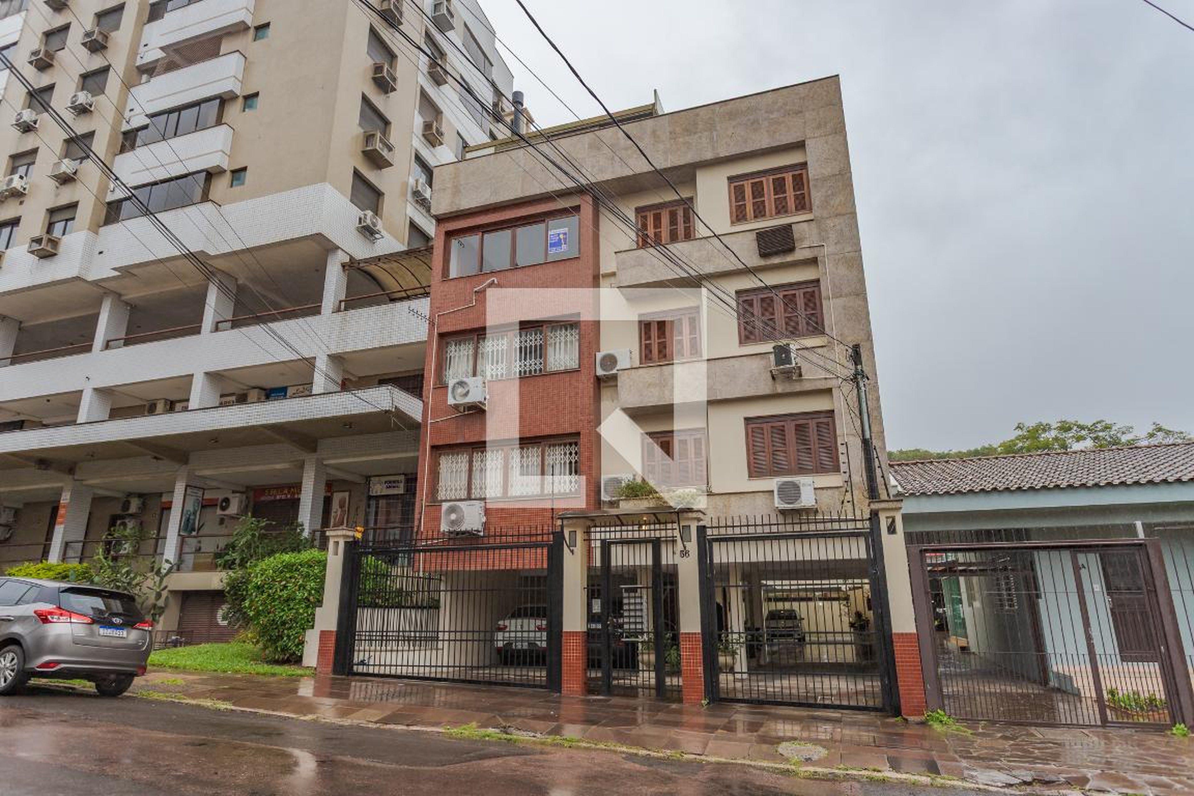 Fachada Condomínio em Rua General Pedro Bitencourt, 56