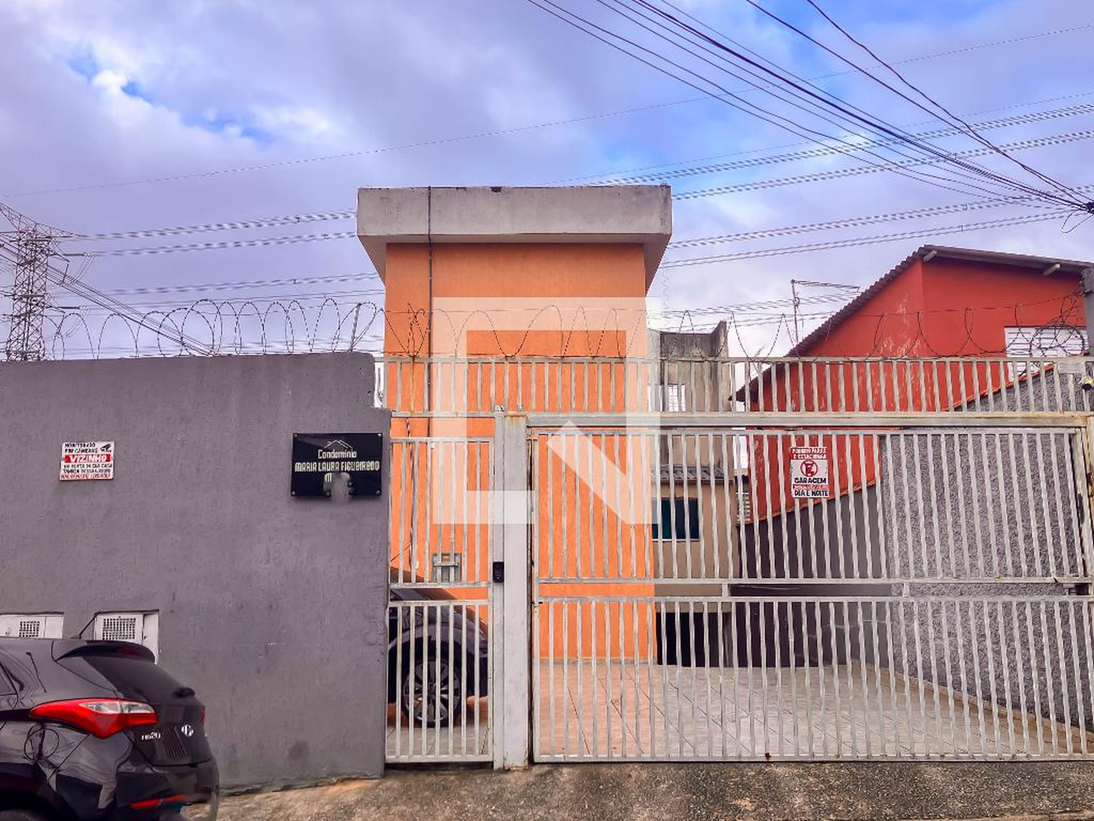 Fachada Condomínio em Rua Maria Laura Figueiredo, 43
