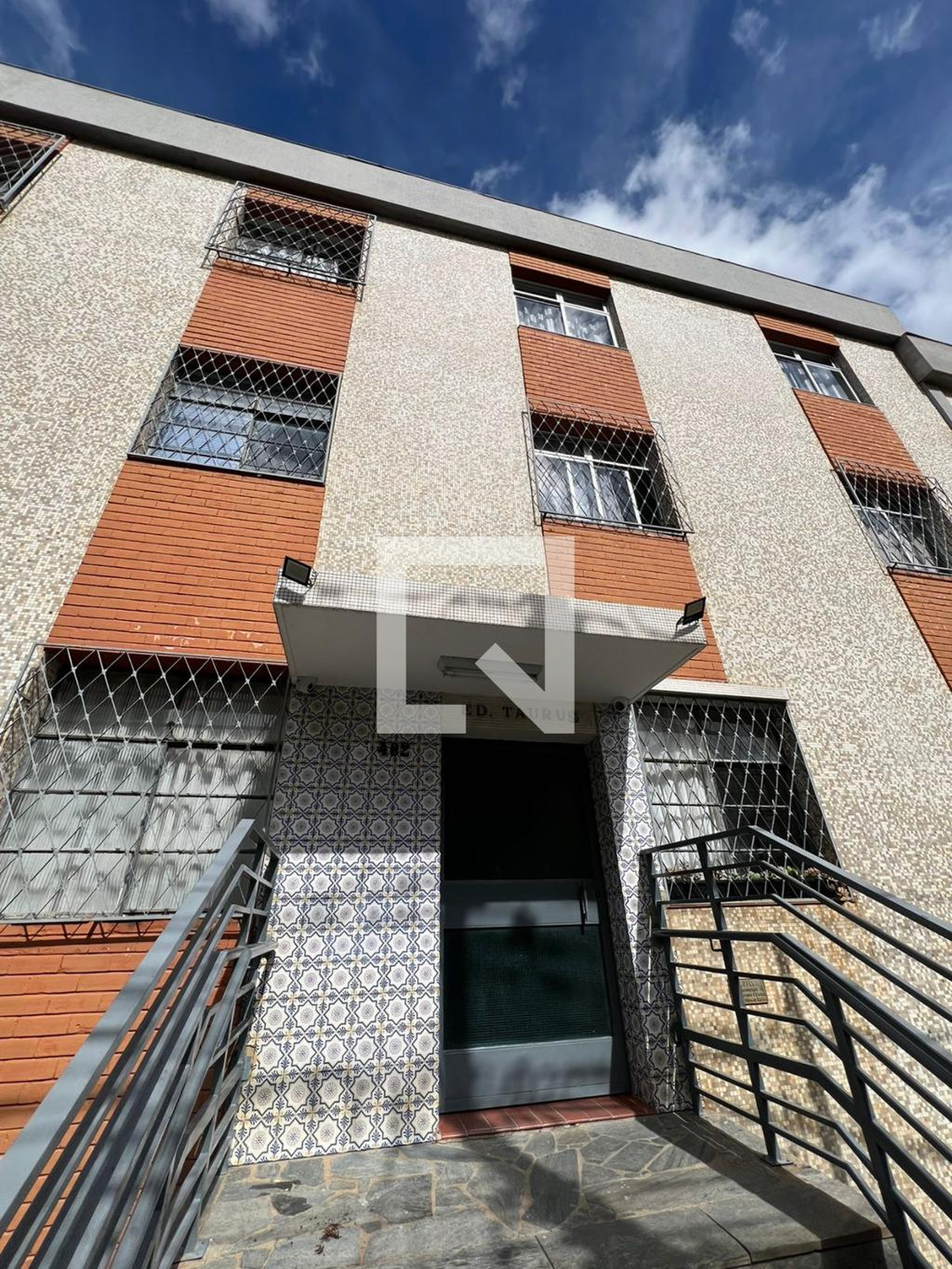 Fachada Condomínio em Rua Araxá, 492