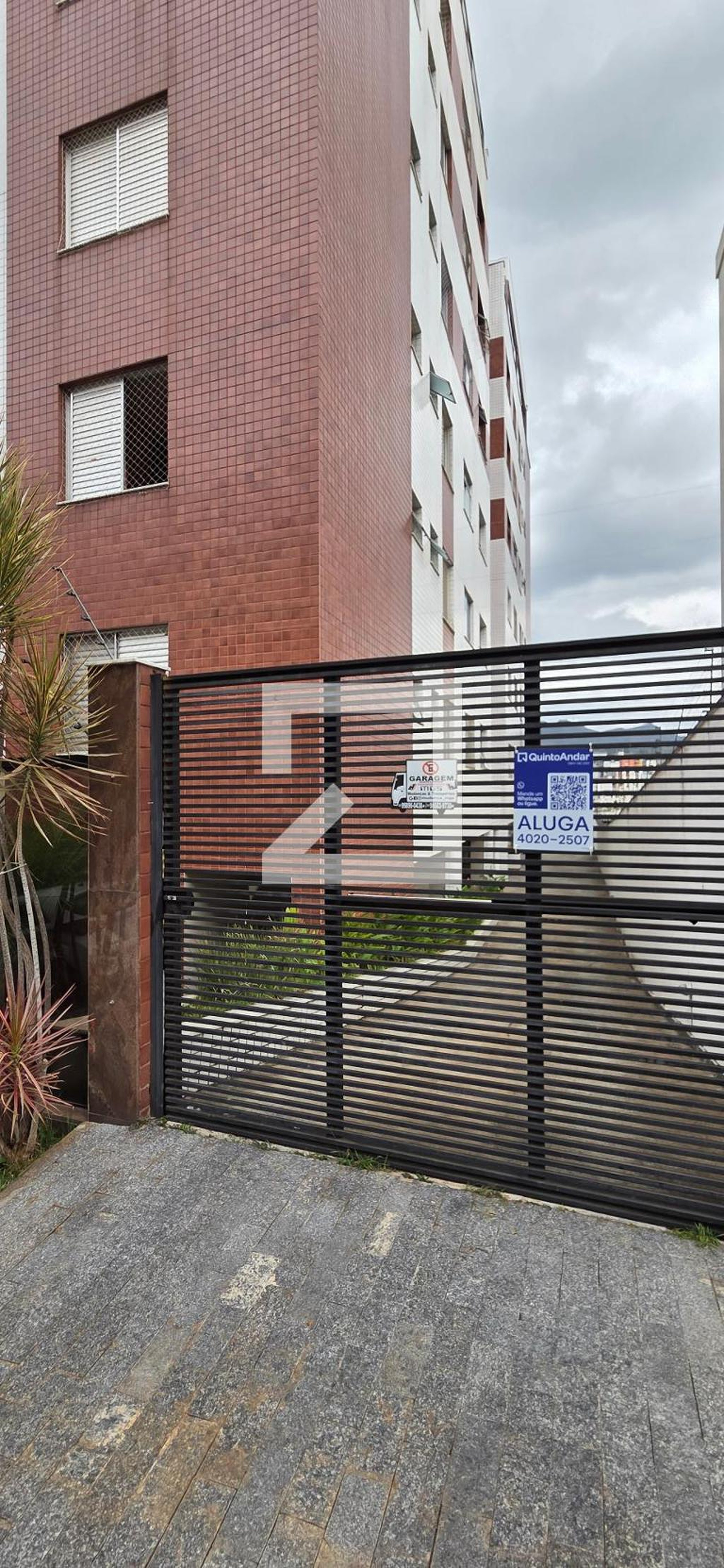 Fachada Condomínio em Rua Tereza Mota Valadares, 212