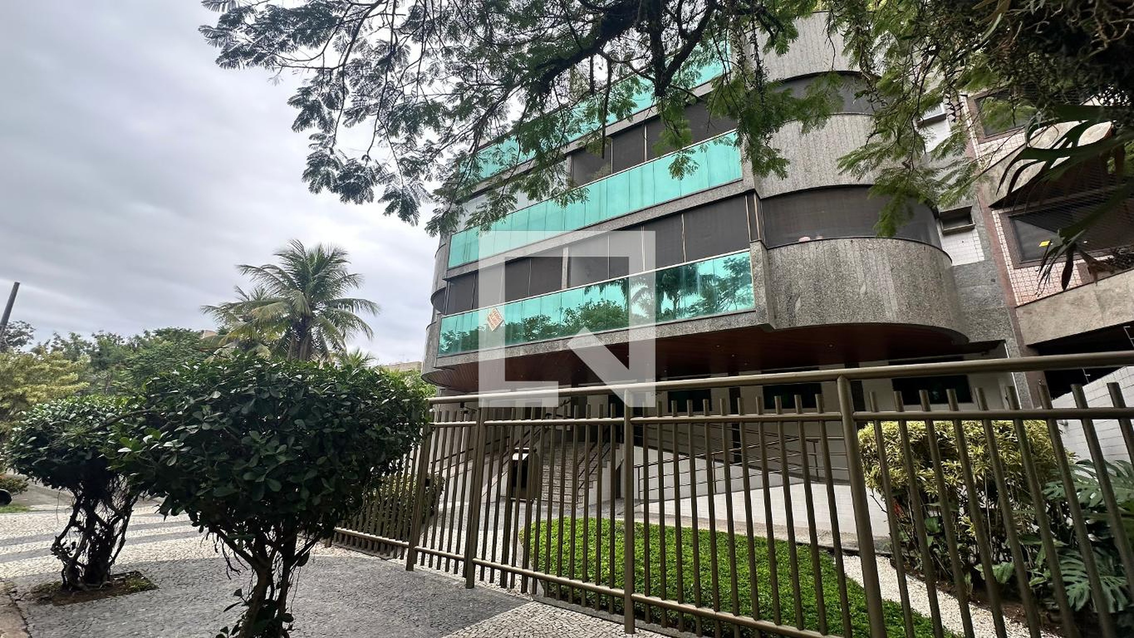 Fachada Condomínio em Rua Professor Hermes Lima, 558