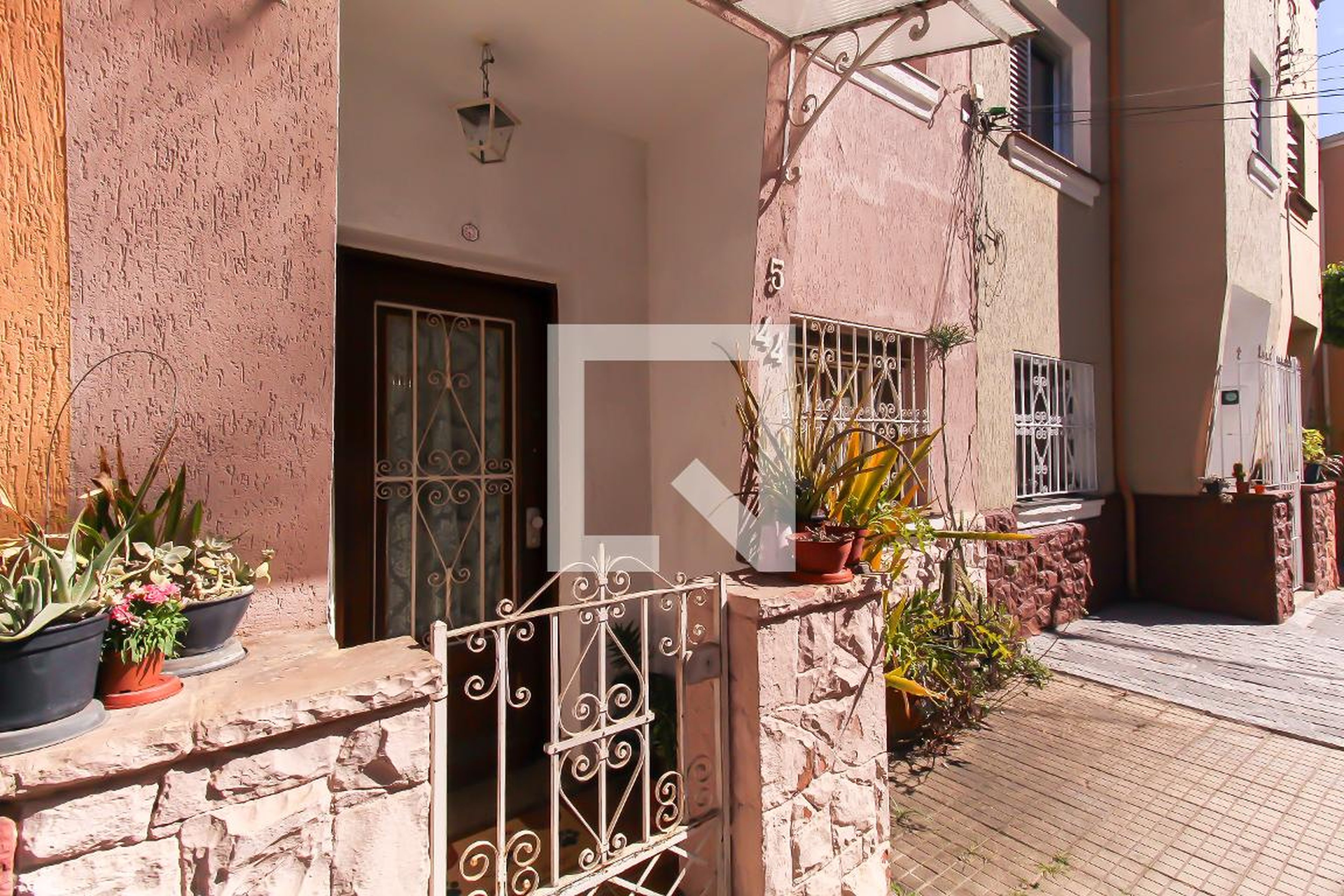 Fachada Condomínio em Rua Dias Grillo, 5