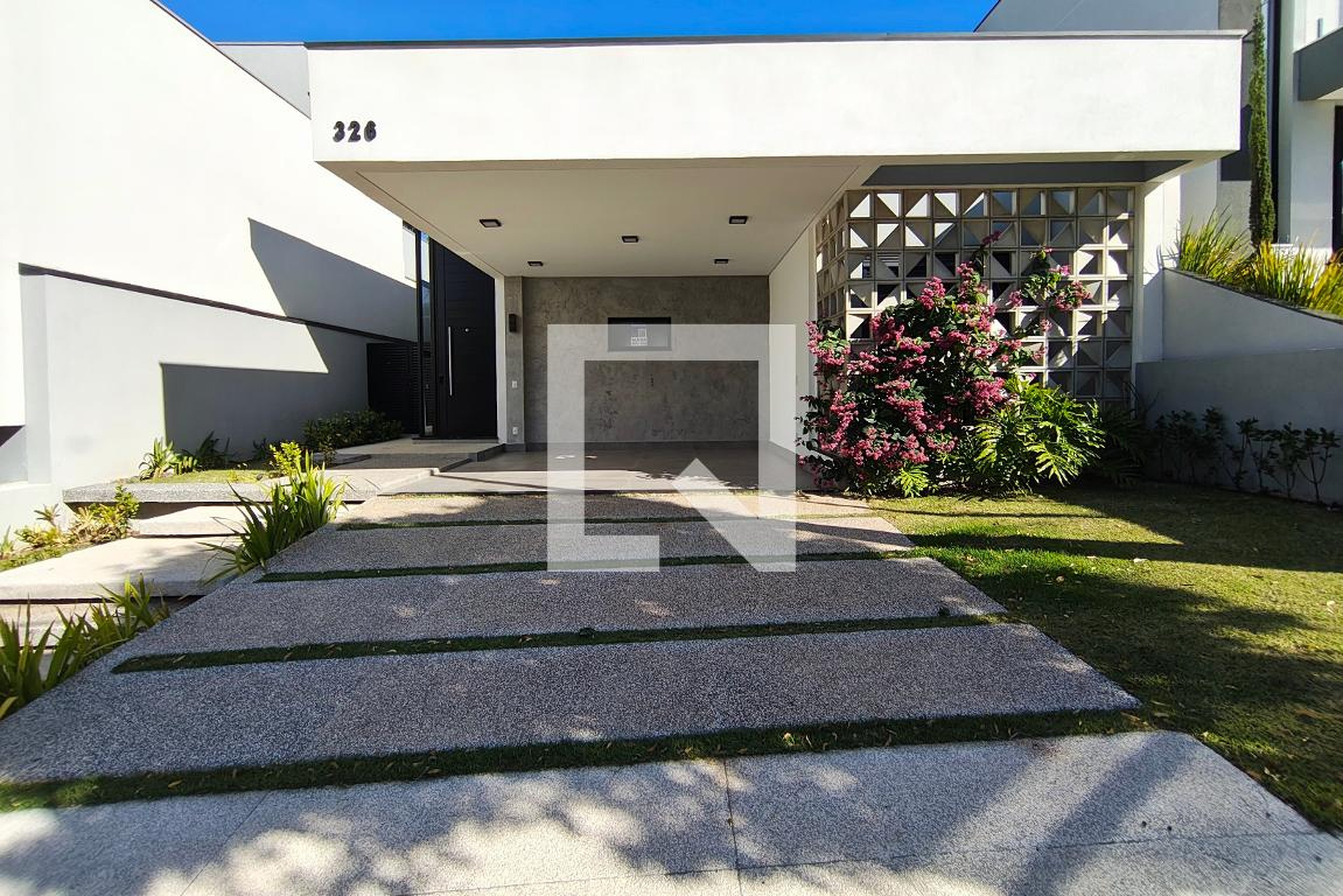 Fachada Condomínio em Rua Orivaldo de Barros, 0