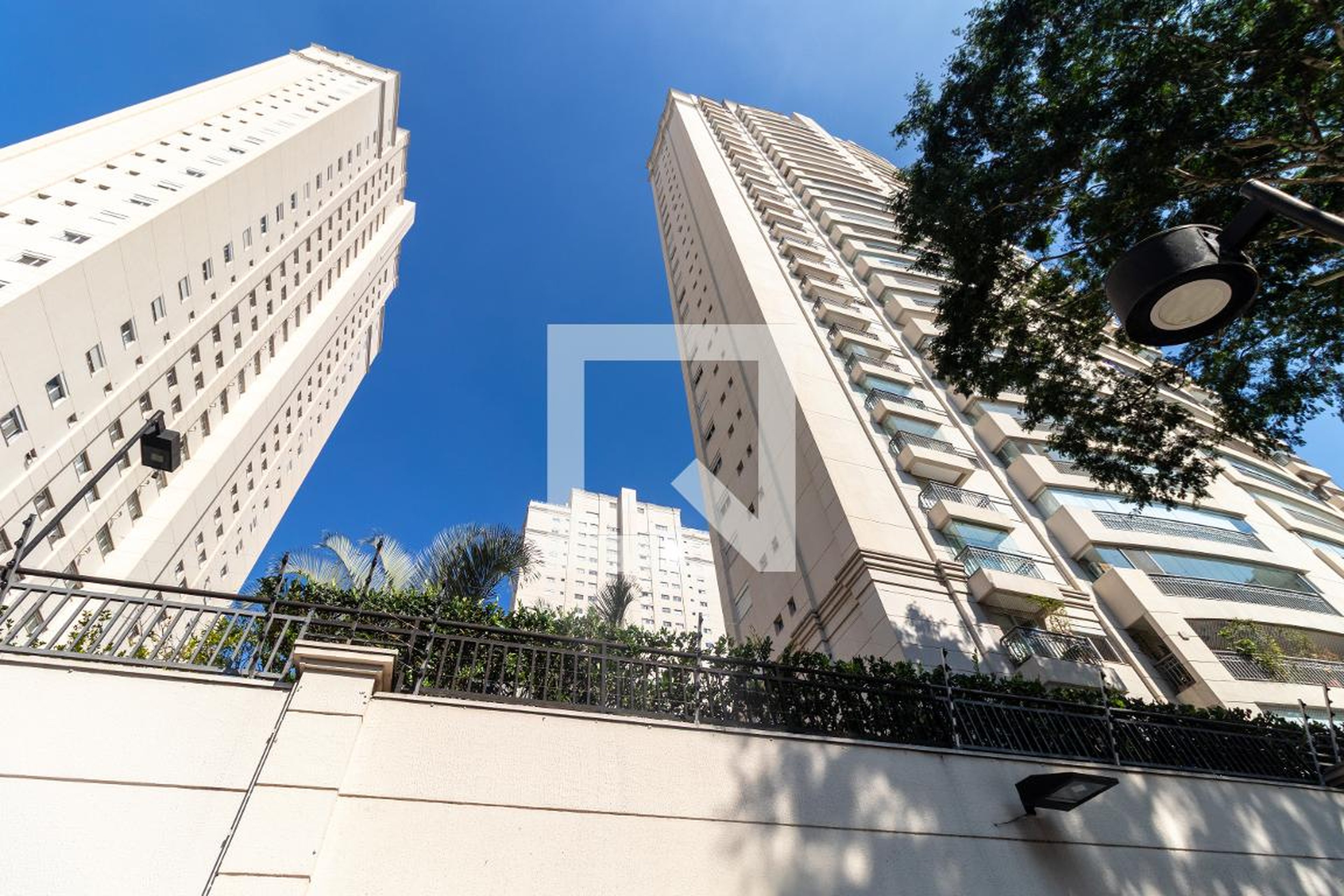 Fachada Condomínio em Rua Coriolano, 1313