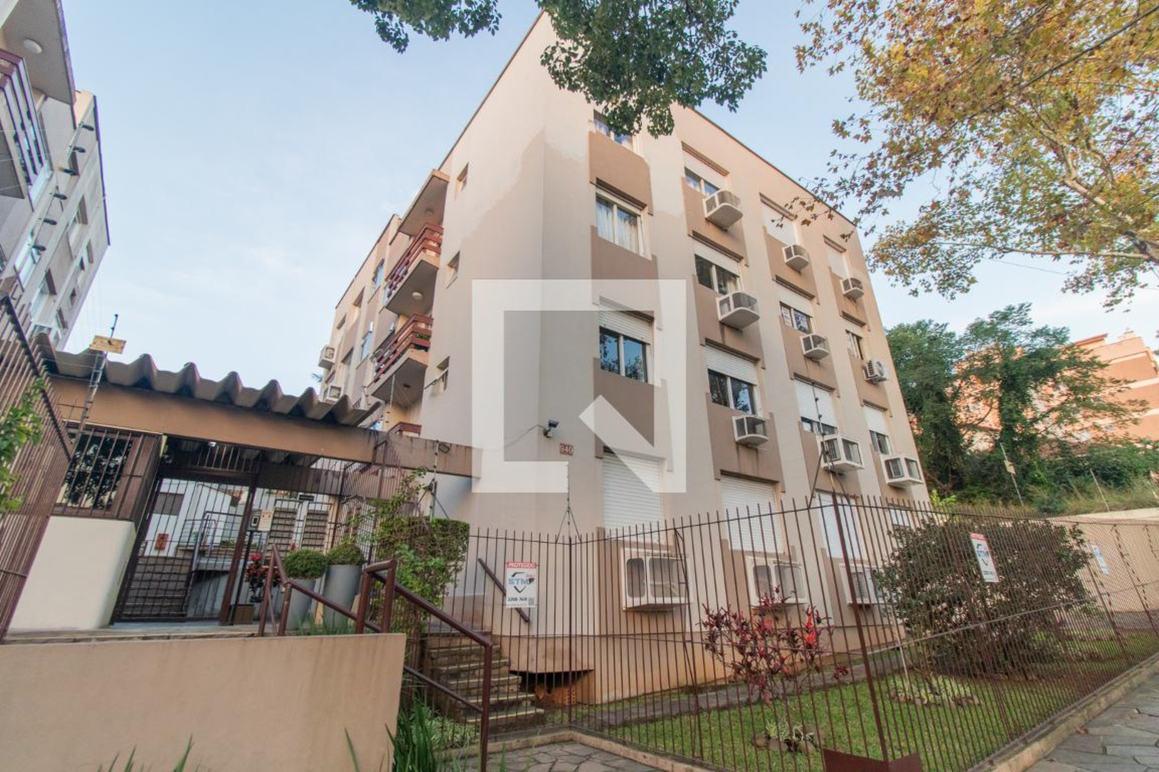 Fachada Condomínio em Rua Doutor Castro de Menezes, 940