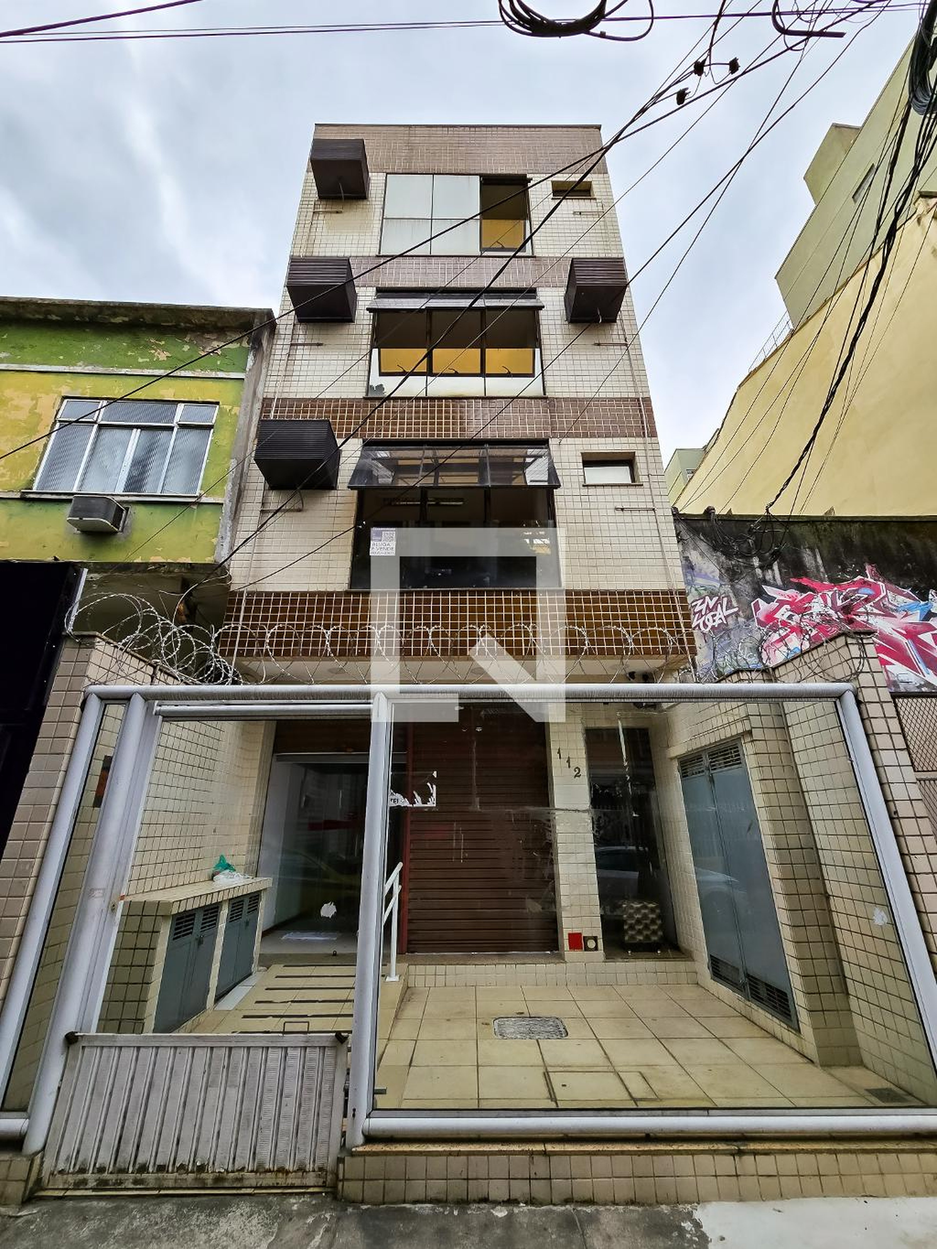 Fachada Condomínio em Rua Magalhães Couto, 112