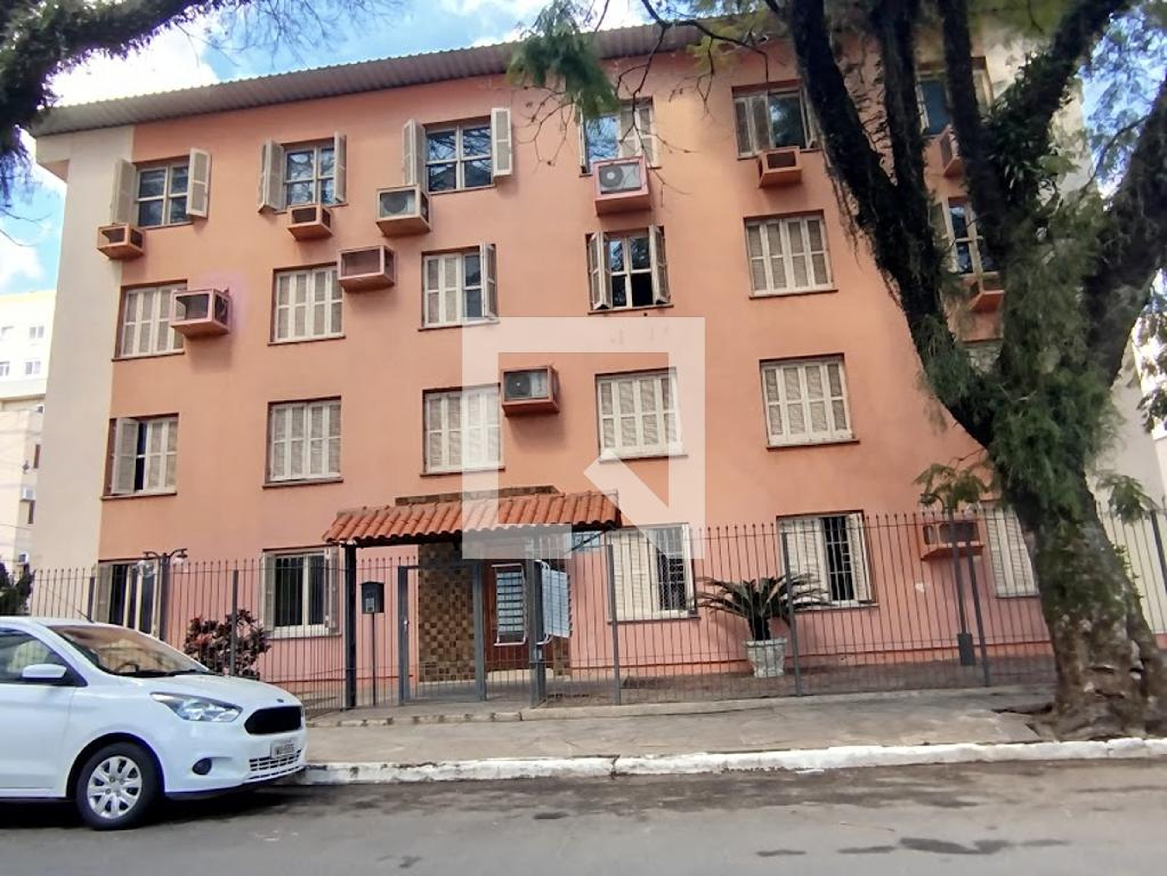 Fachada Condomínio em Rua João Neves da Fontoura, 110