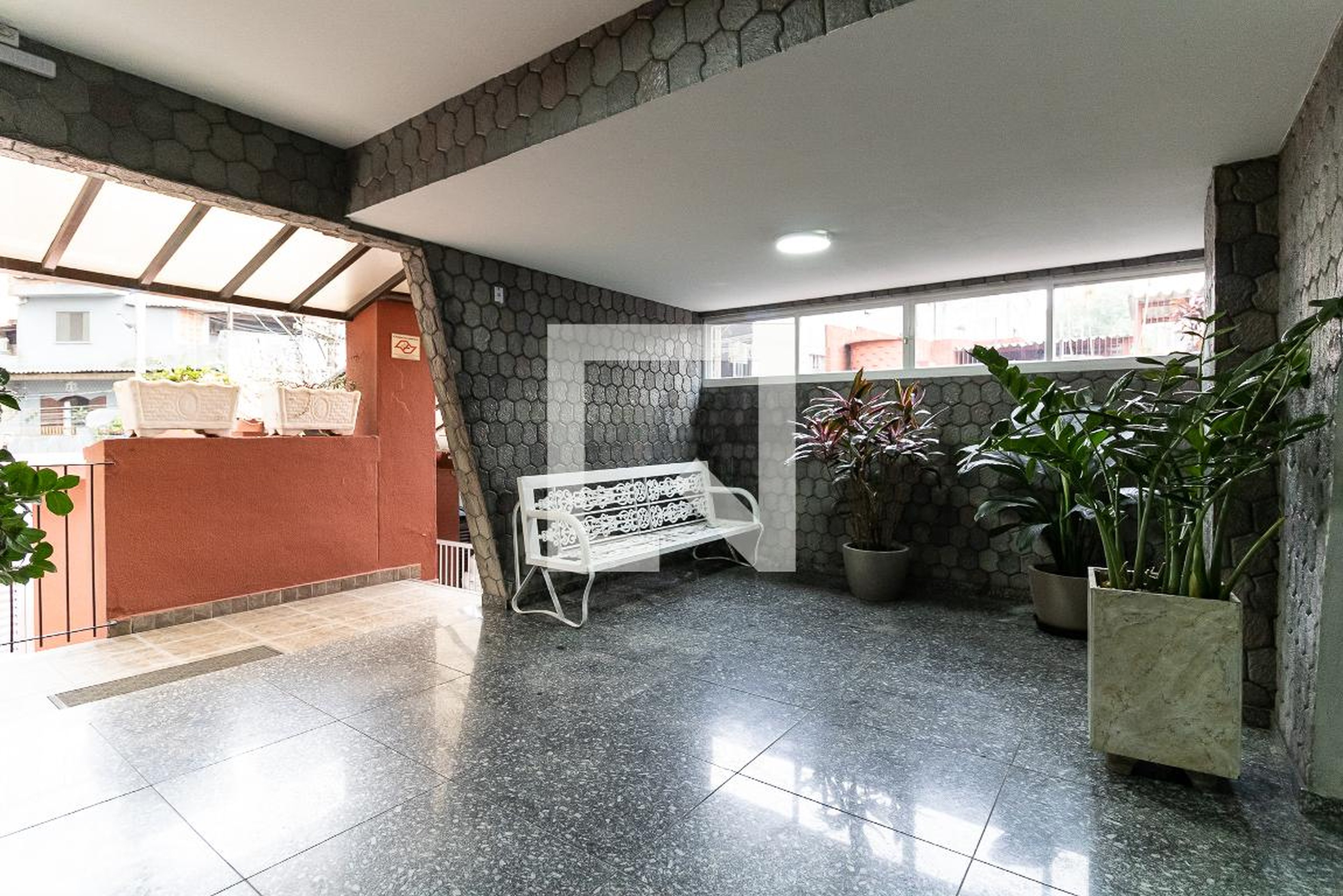 Hall de Entrada Condomínio em Rua Sebastião Sarmento Mena, 236