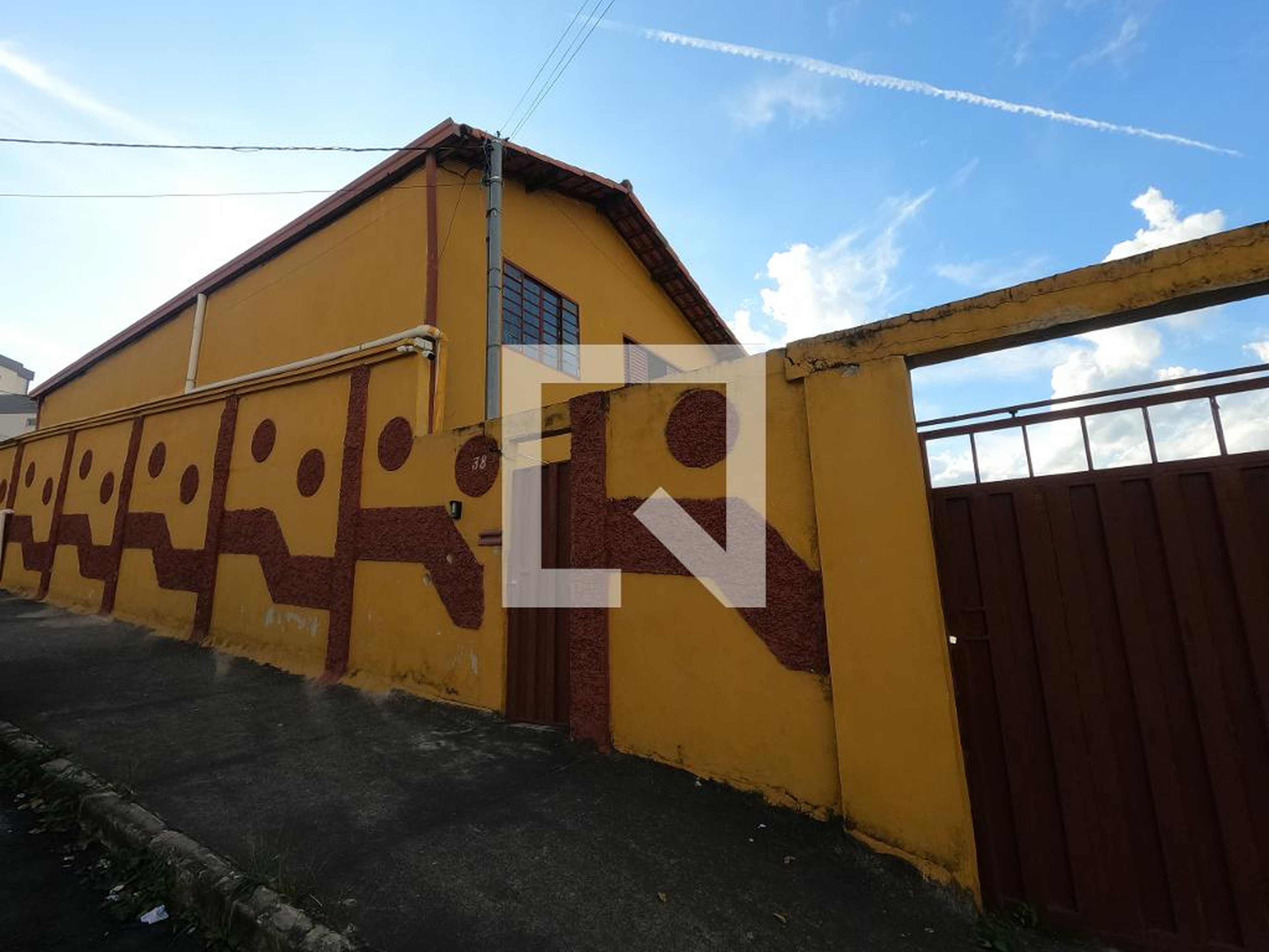 Fachada Condomínio em Rua Alberto Pinto, 38