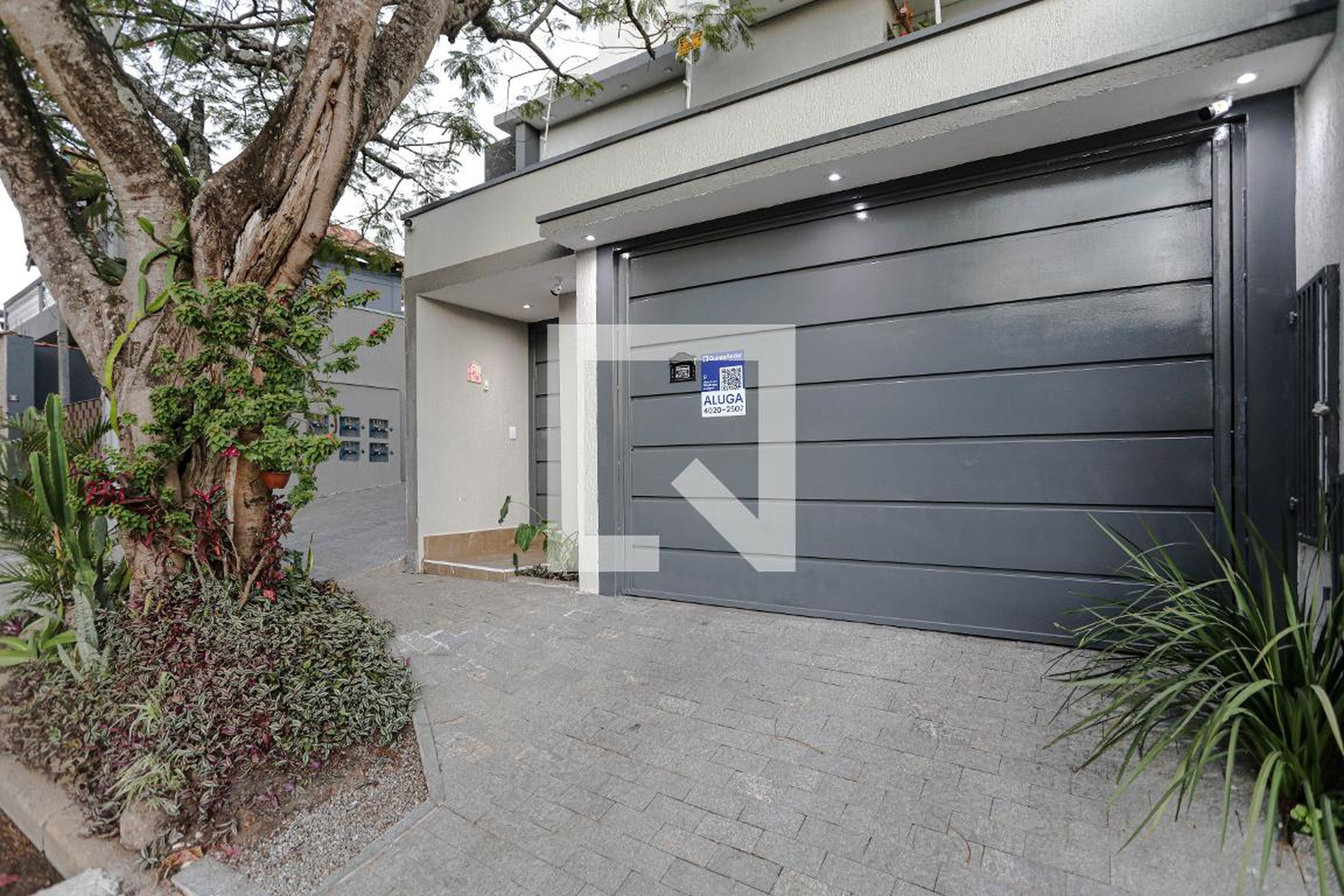 Fachada Condomínio em Rua Anita Costa Leite, 527