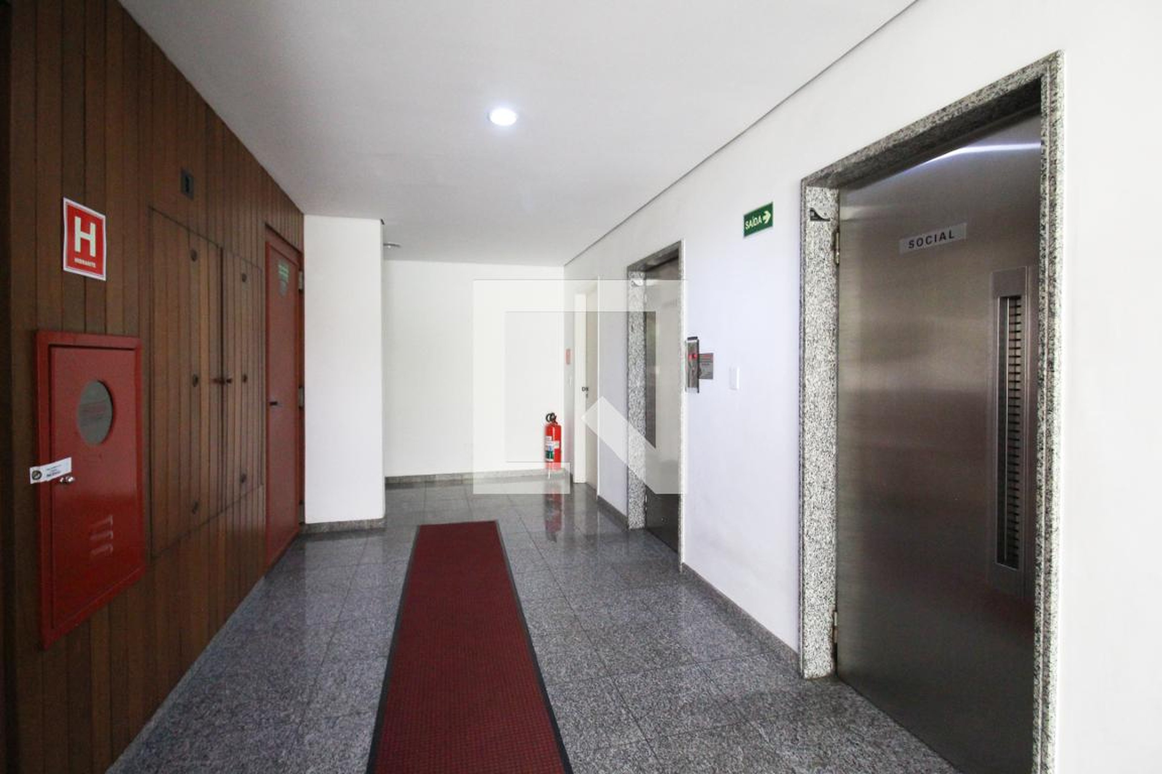 Hall - Charlotte Thomas e Anne Cristine