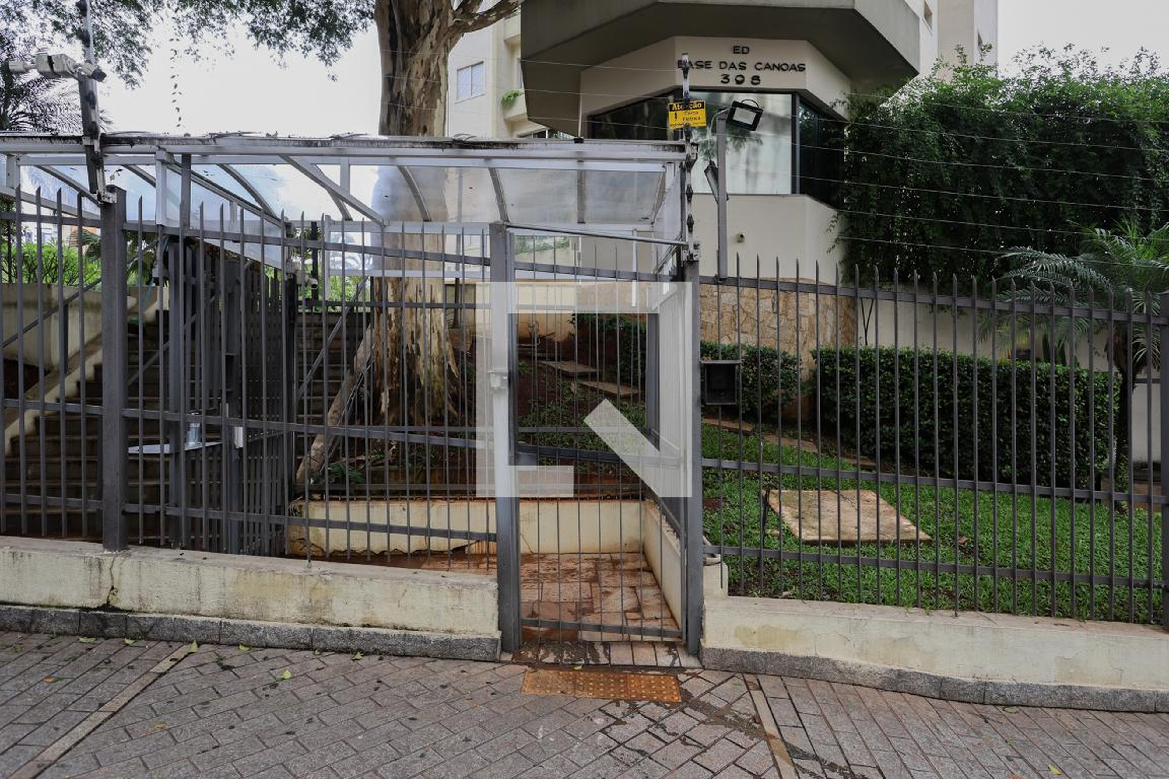 Fachada do condomínio Edifício Base das Canoas