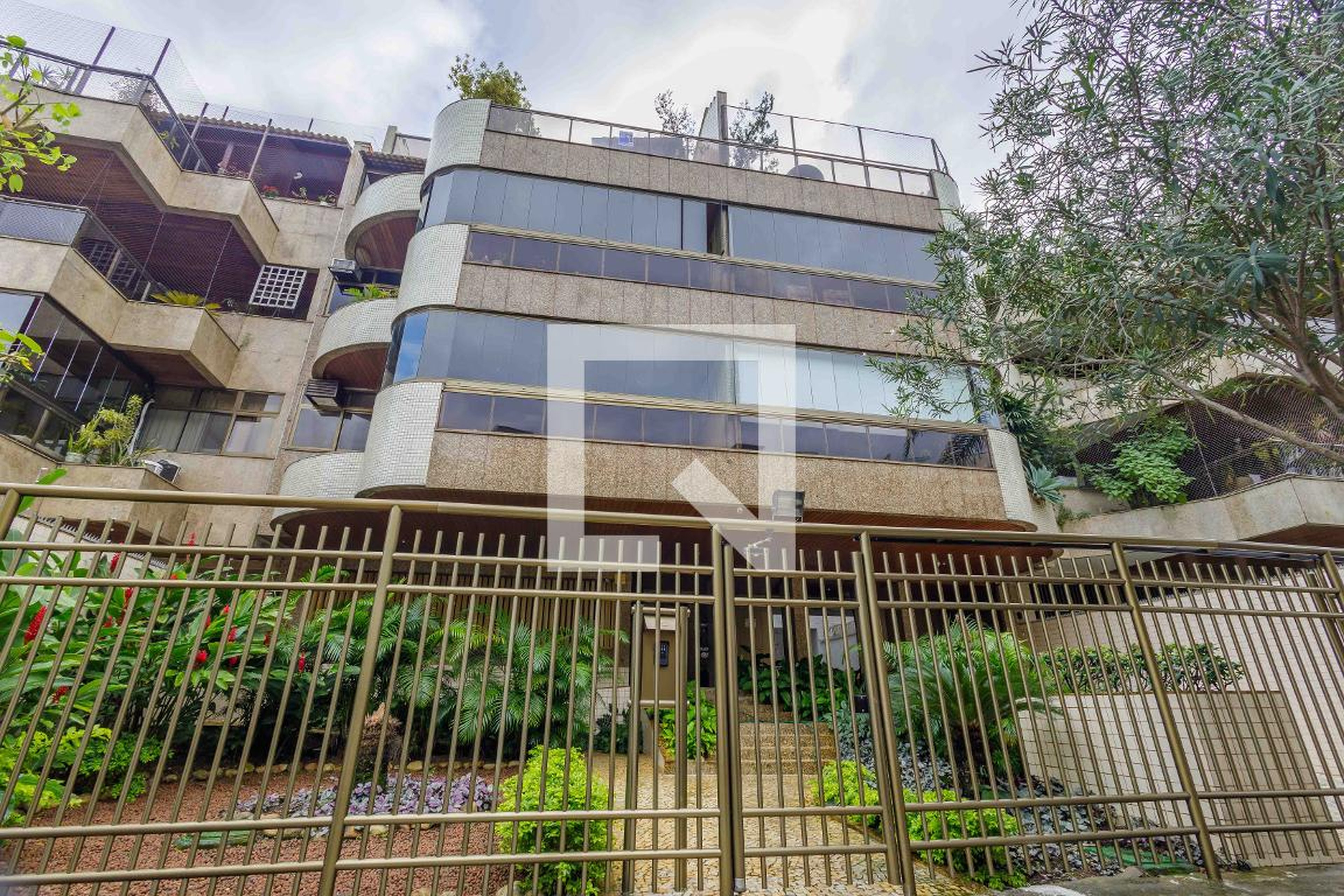 Fachada Condomínio em Rua Hugo Panasco Alvim, 390