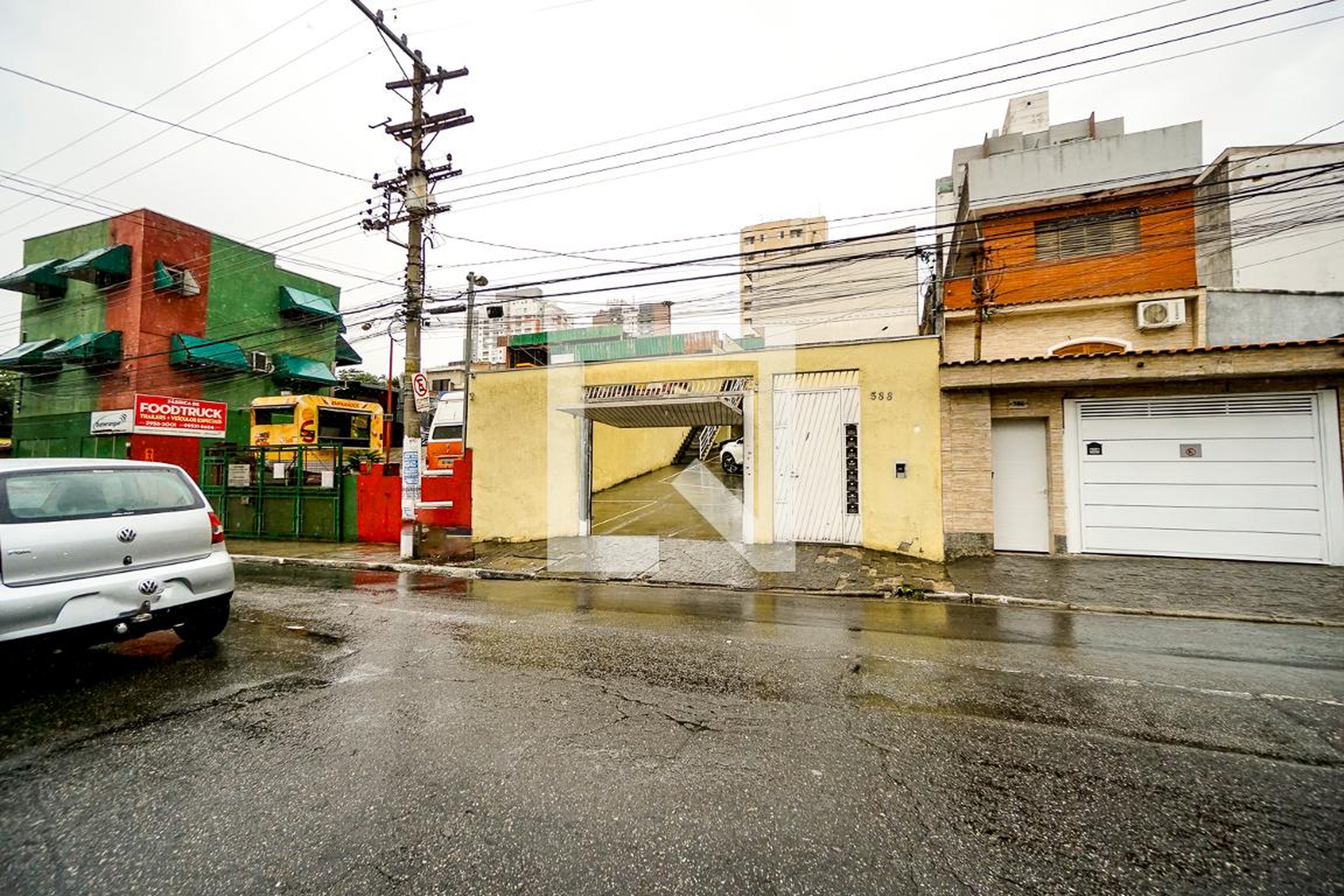 Fachada Condomínio em Rua Maria Carlota, 588