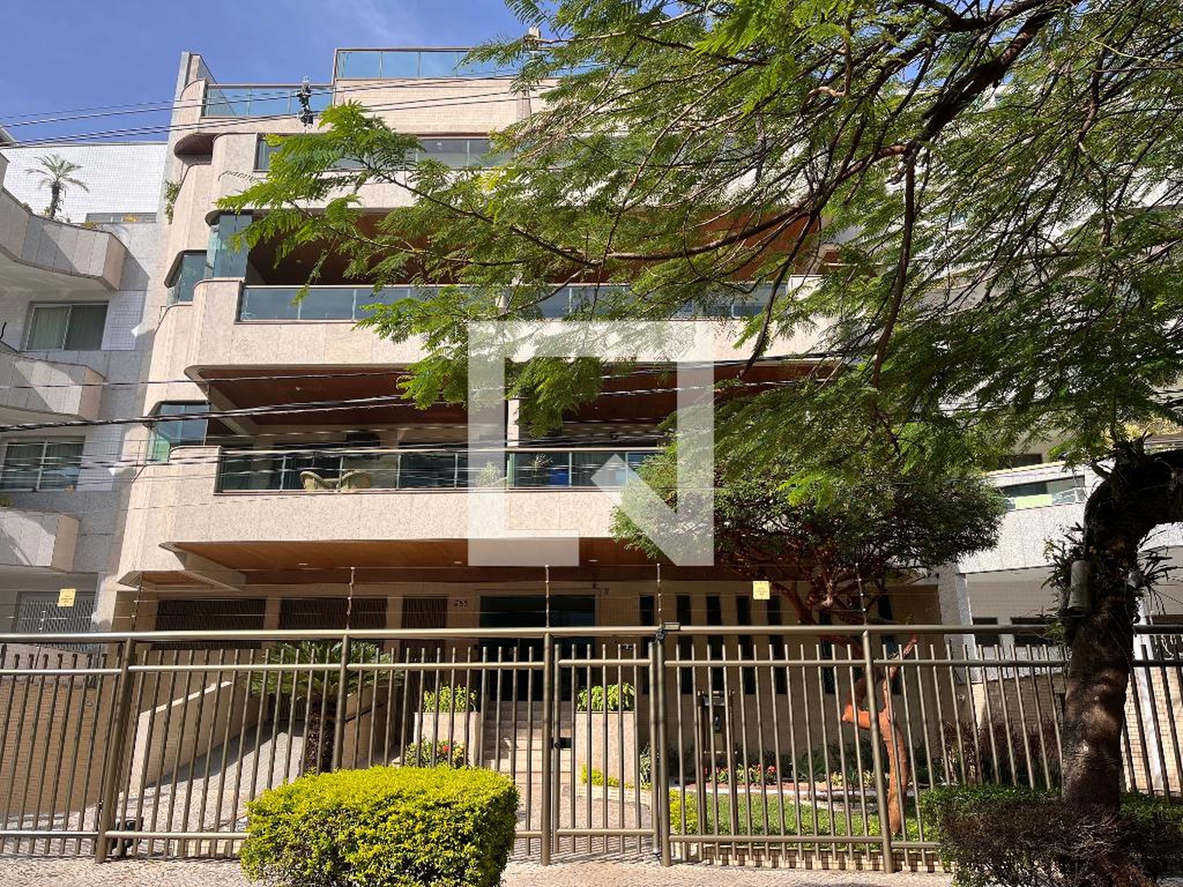 Fachada Condomínio em Rua Jorge Yunes, 385