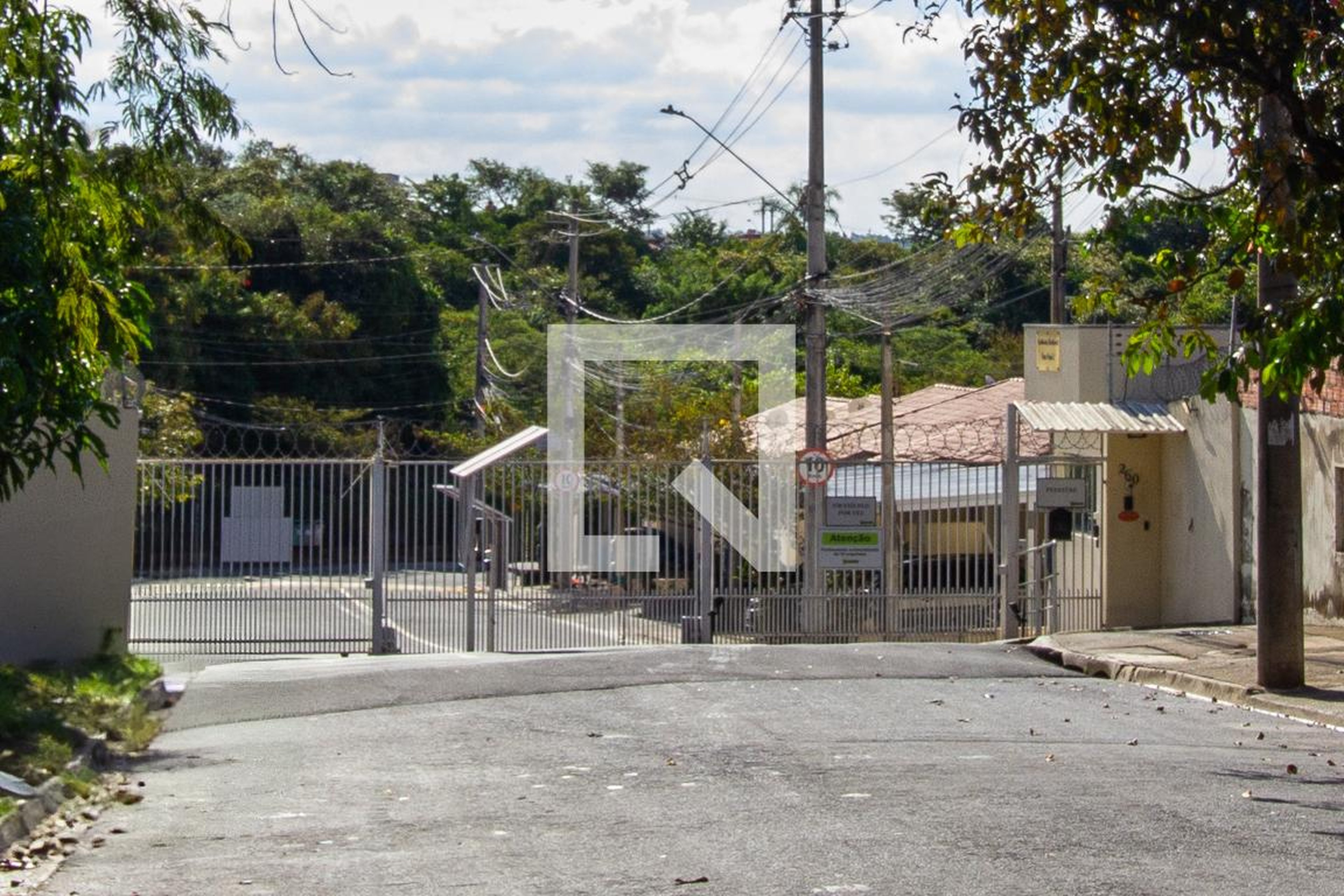 Fachada Condomínio em Rua Diniz Góes da Silva, 260