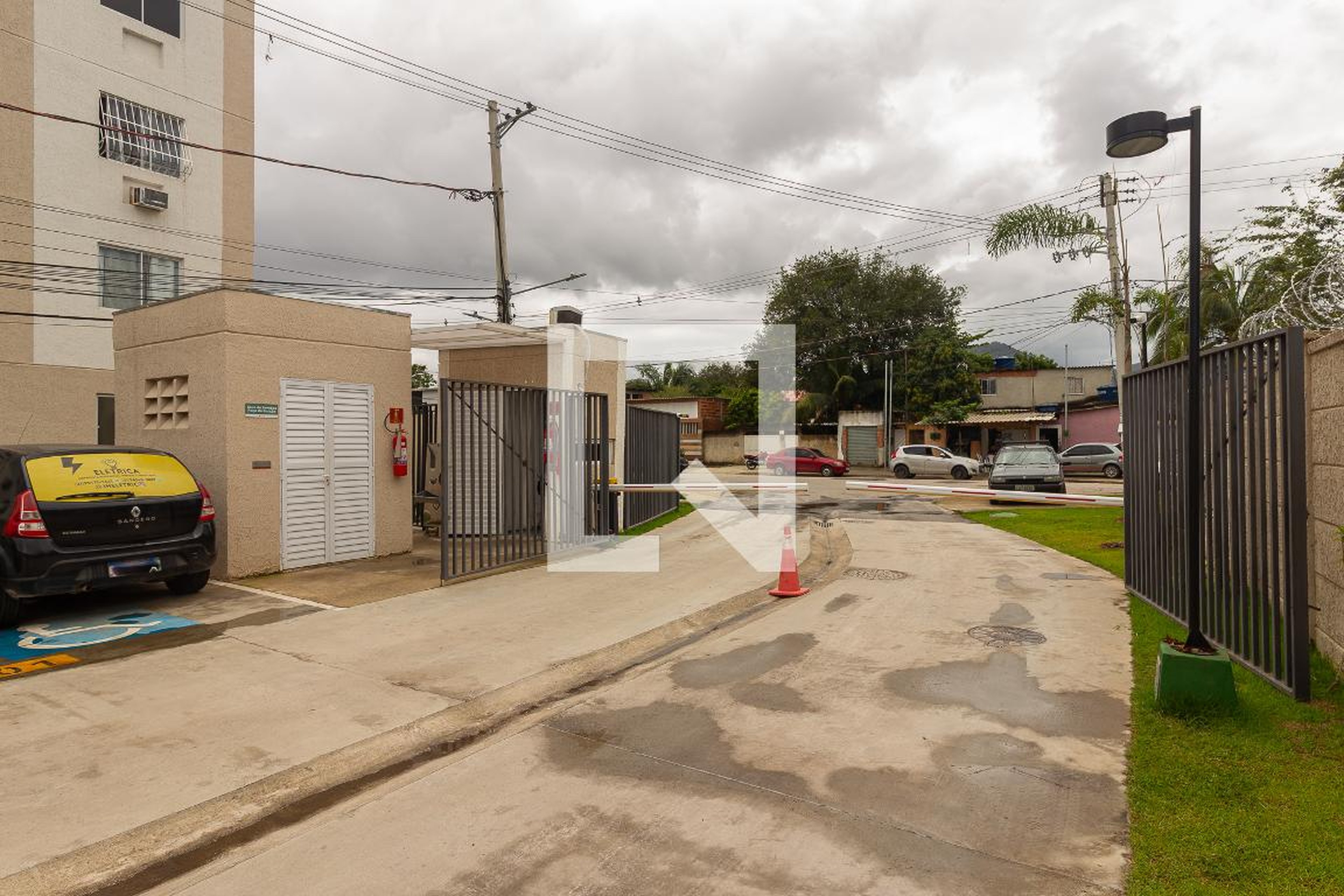 Fachada do condomínio Condomínio em Estrada Cabuçu de Baixo, 87