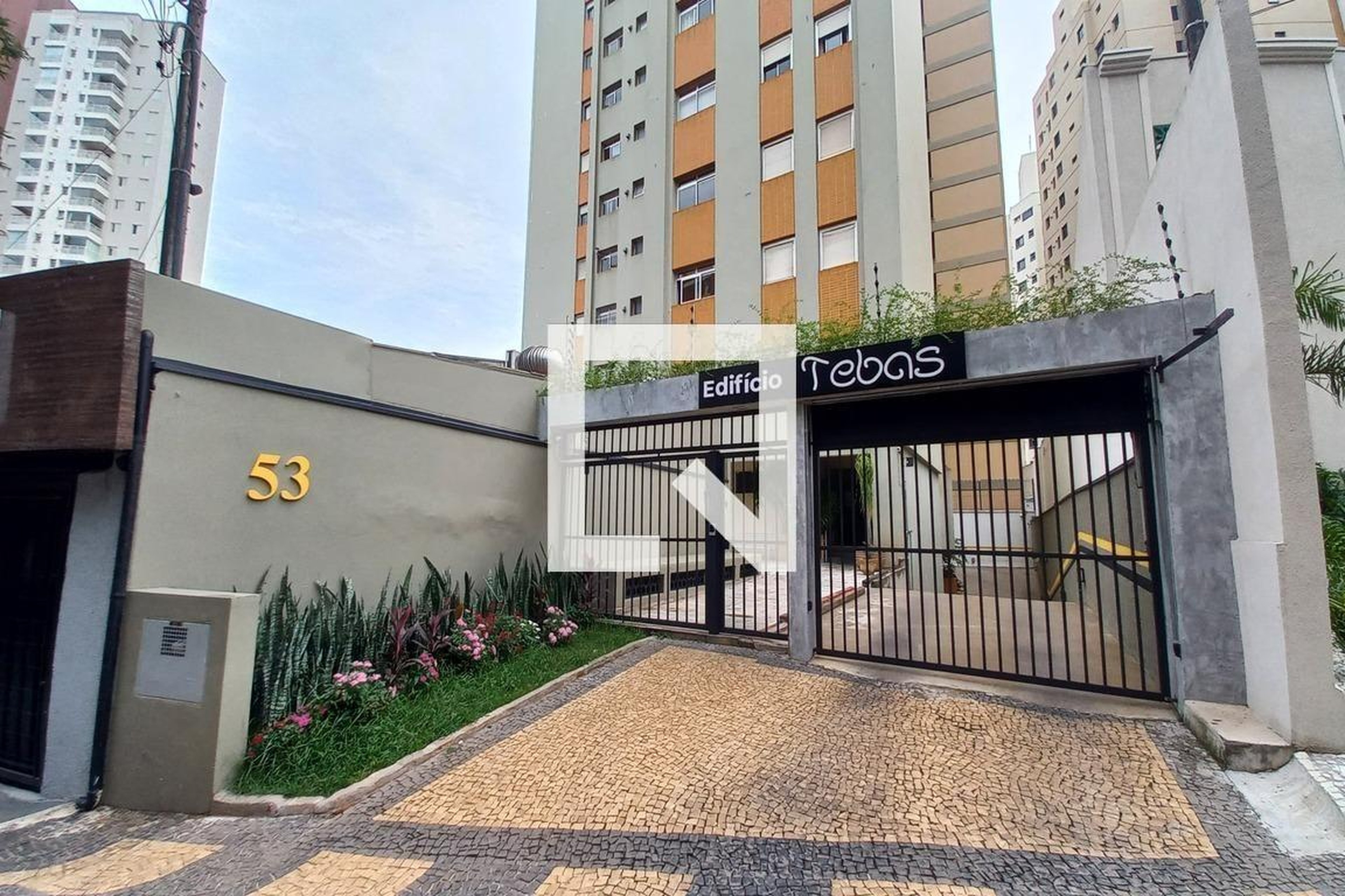 Fachada do Condomínio Condomínio Tebas