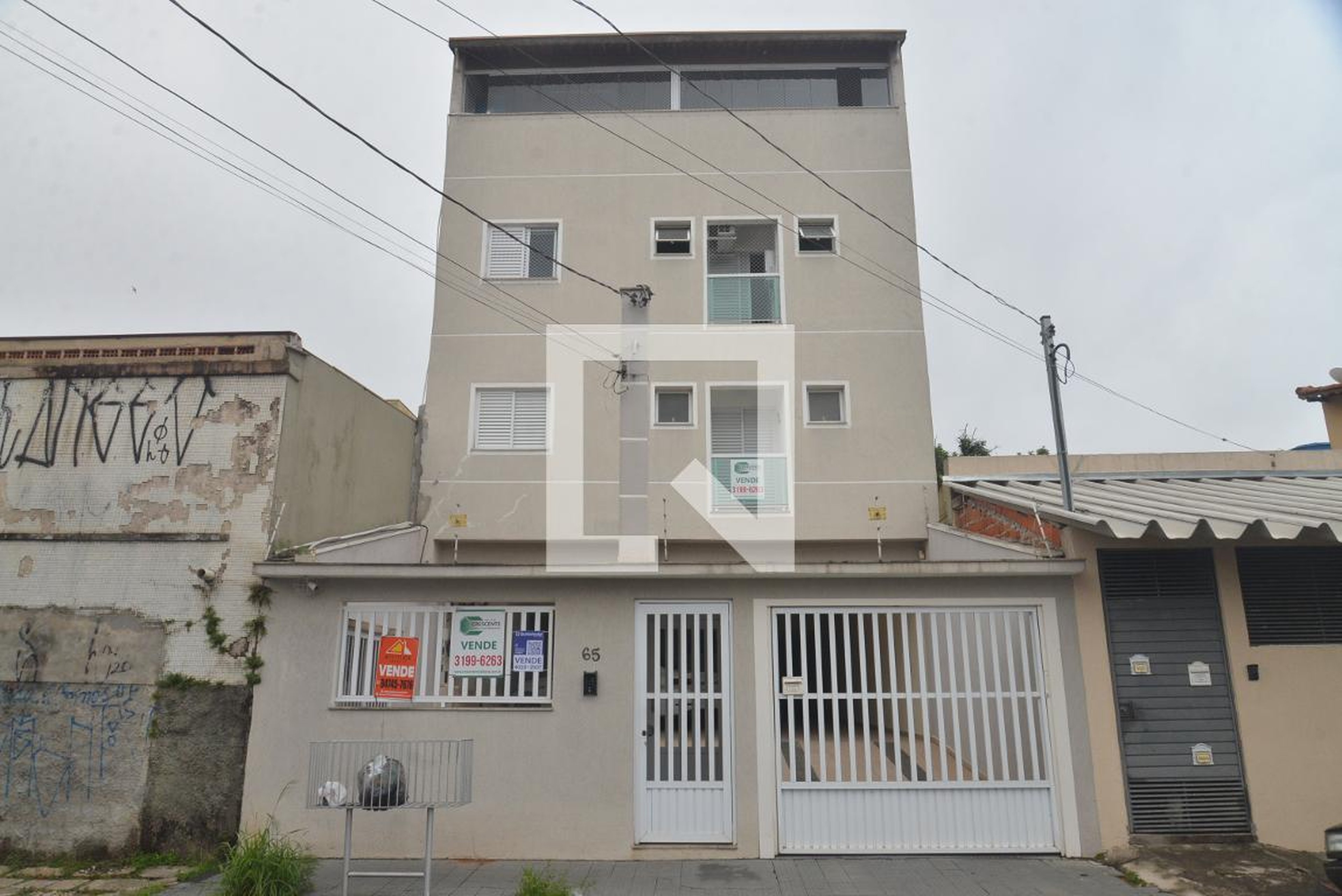 Fachada do Prédio Condomínio em Rua Ana Jarvis, 64