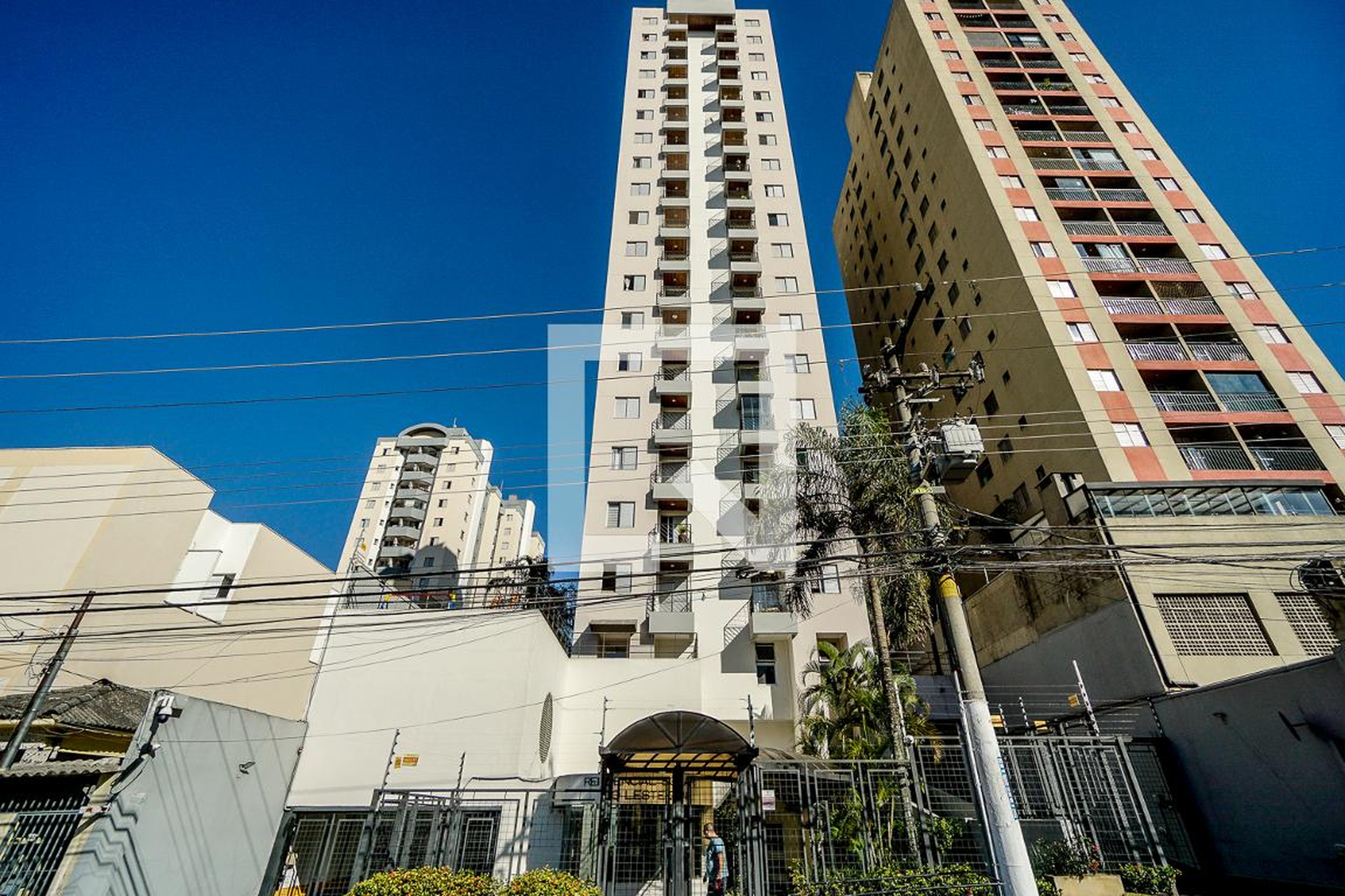 Fachada Condomínio em Rua Maria Carlota, 12